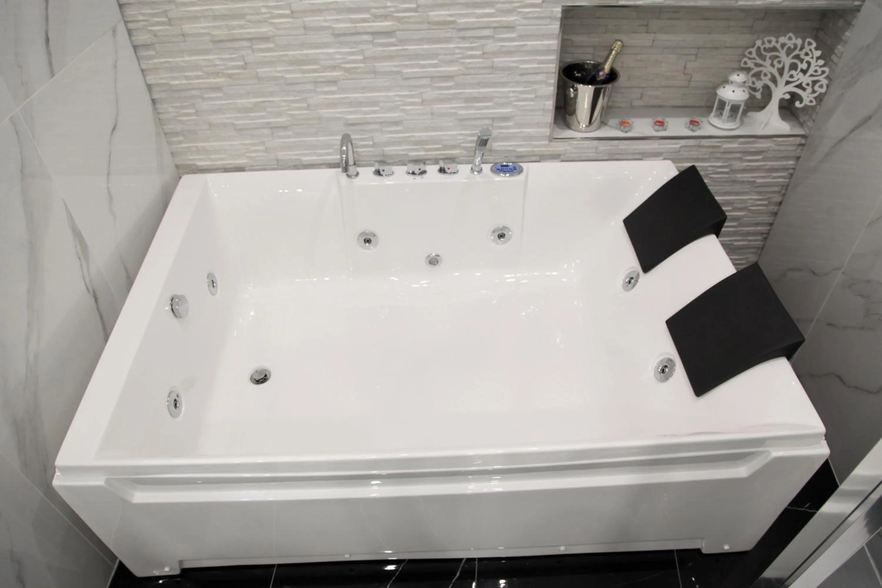 Hot Tub in Royal Dreams