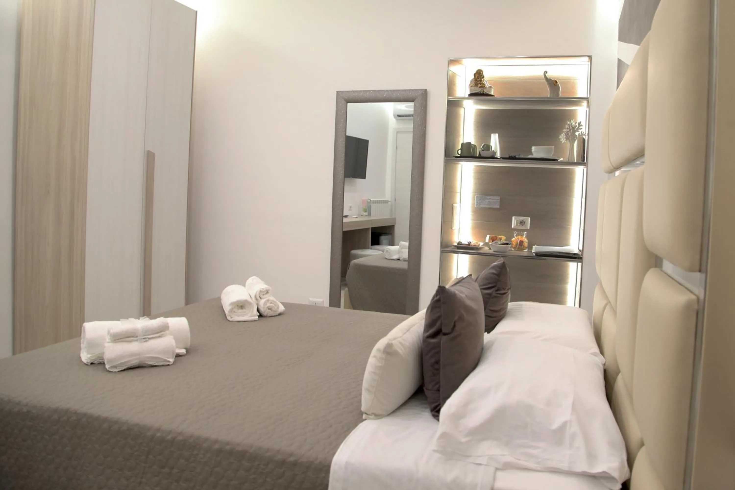 Bedroom, Bed in Royal Dreams