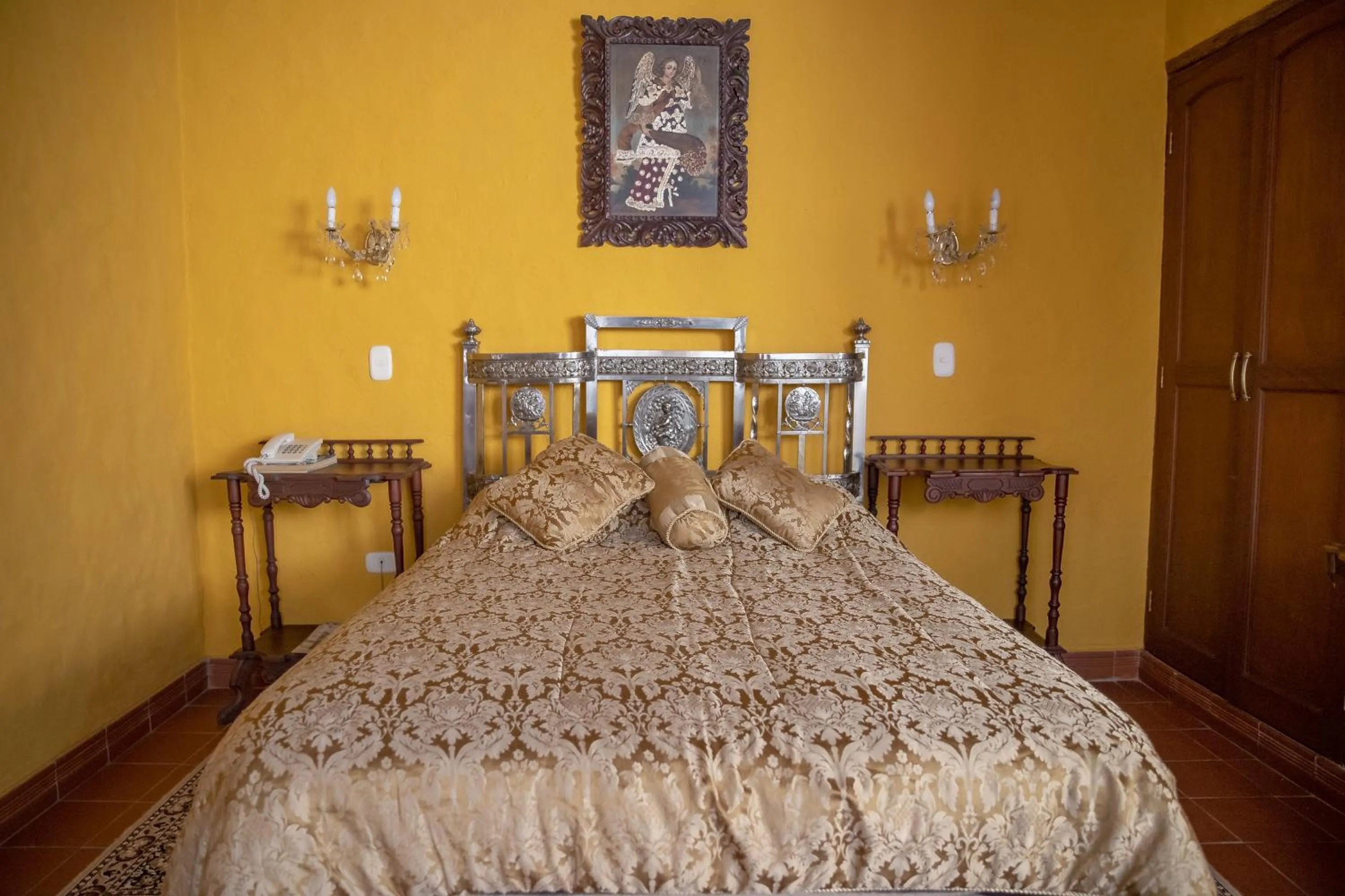 Bed in Hotel Monasterio