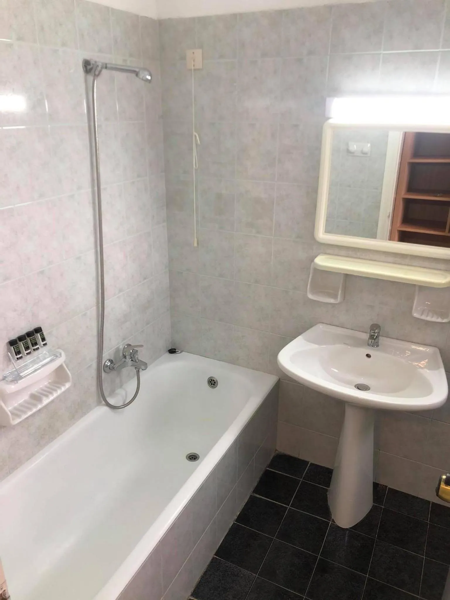 Shower in Poledas Apartments