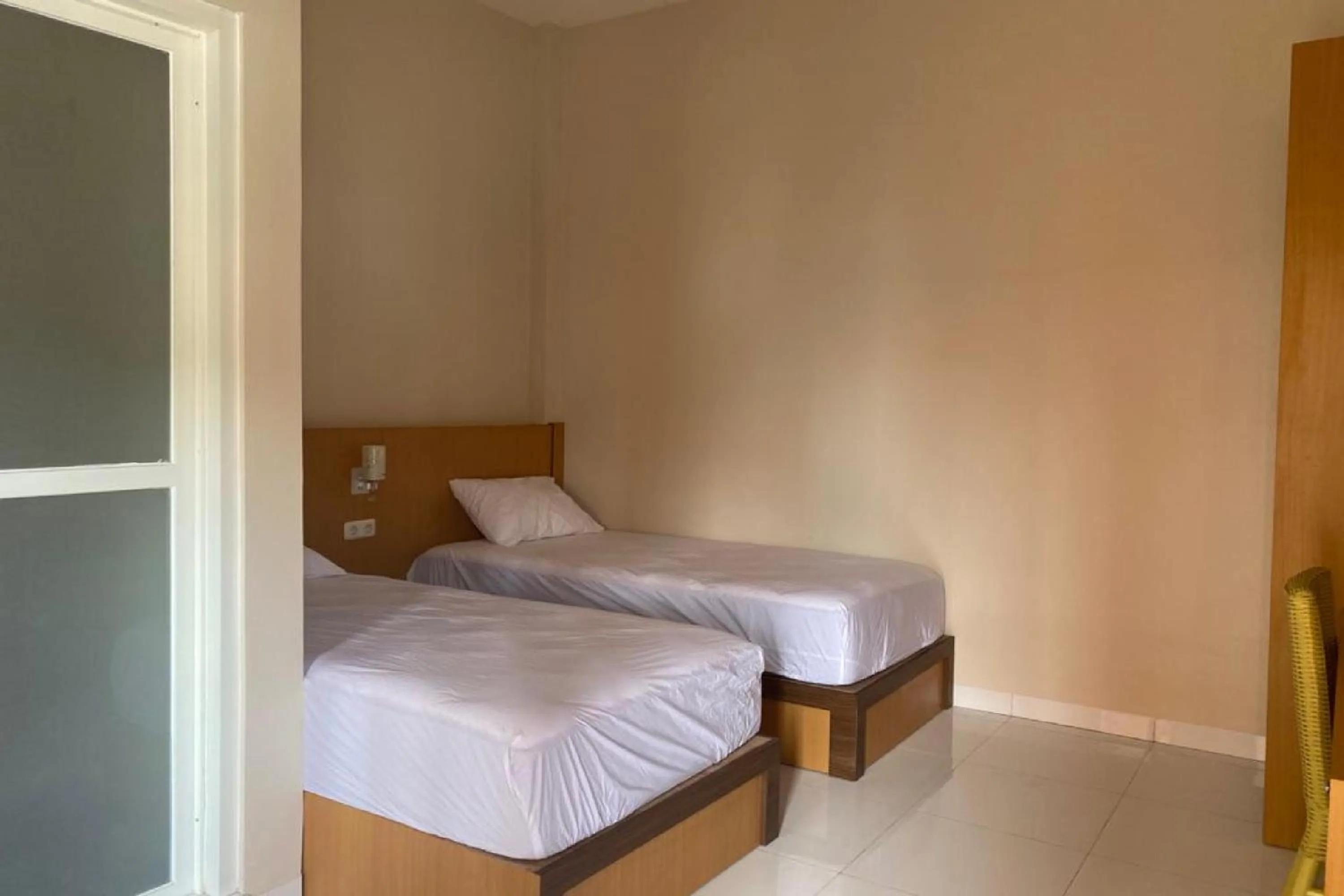 Bedroom, Bed in Nietsa Guest House Palu RedPartner