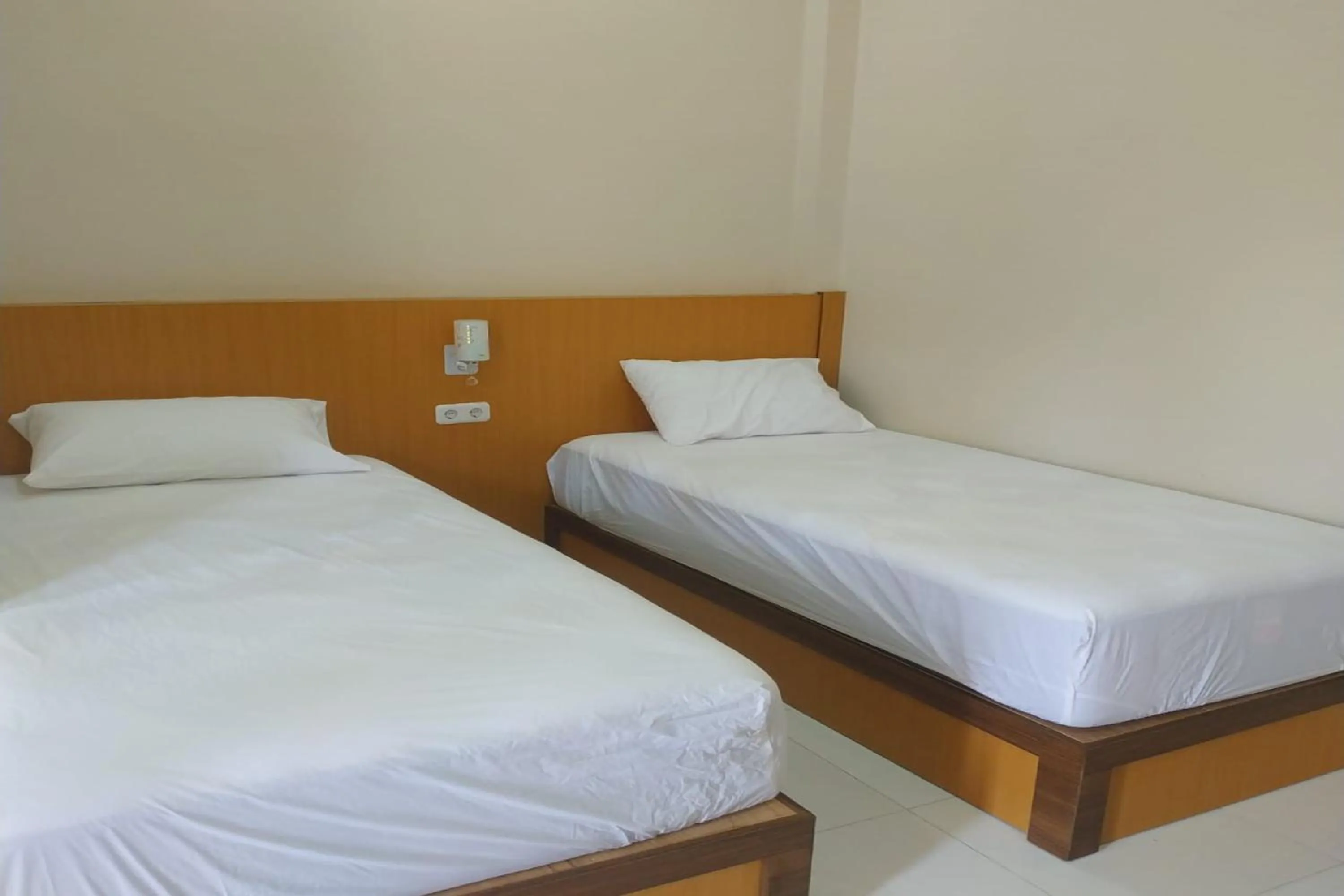 Bedroom, Bed in Nietsa Guest House Palu RedPartner