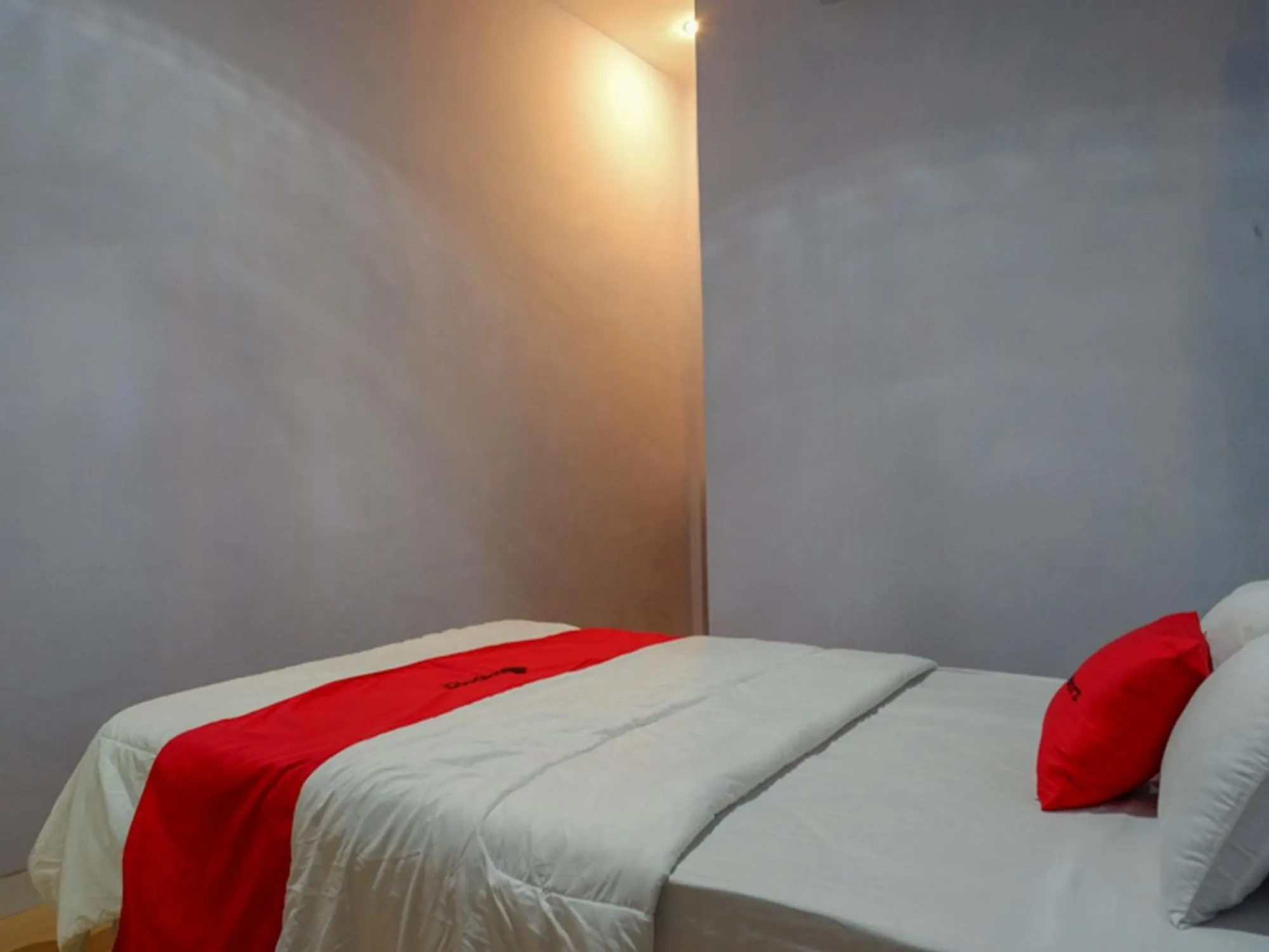 Bed in RedDoorz near Pasar Batang
