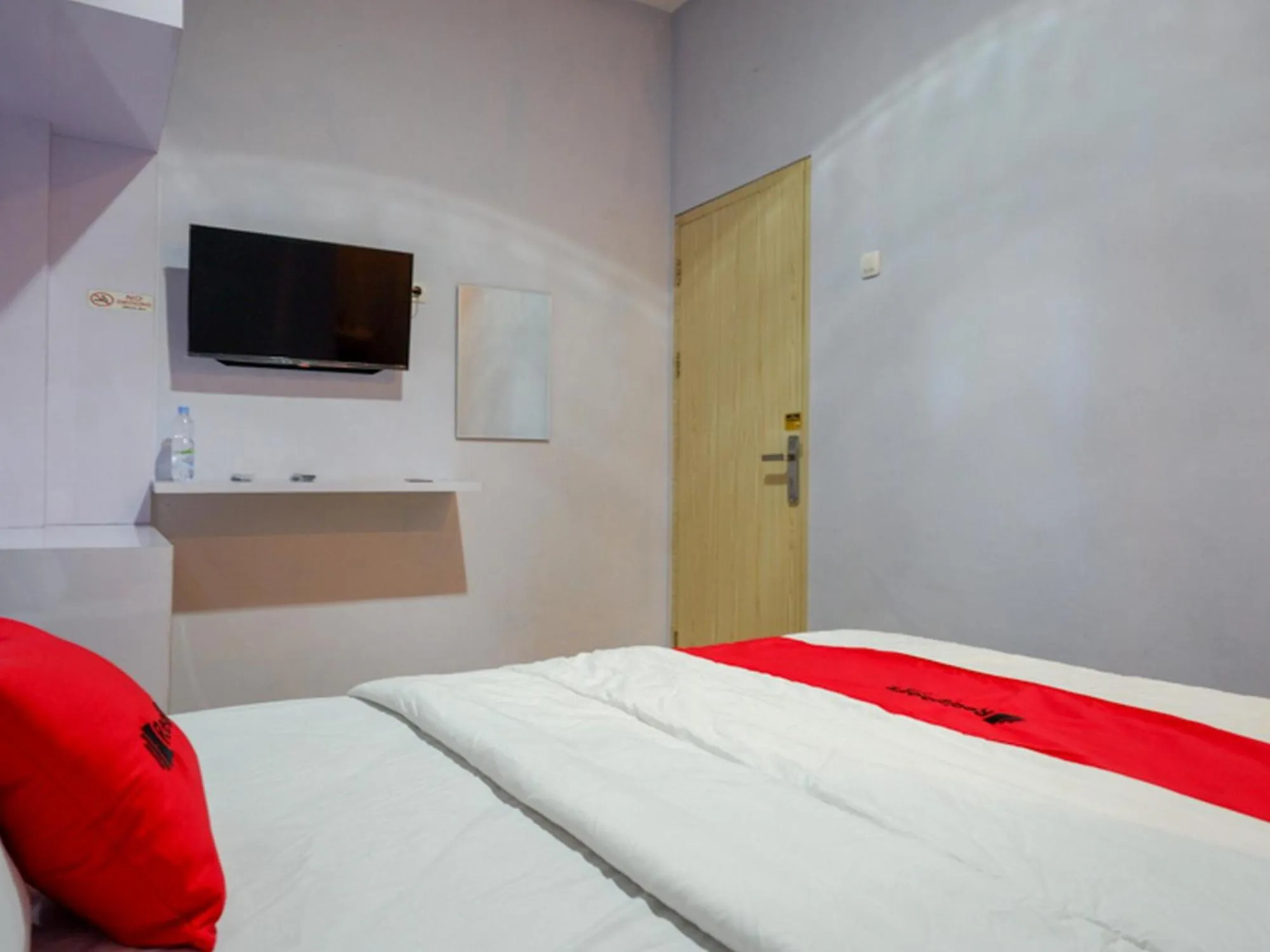 Facade/entrance, Bed in RedDoorz near Pasar Batang