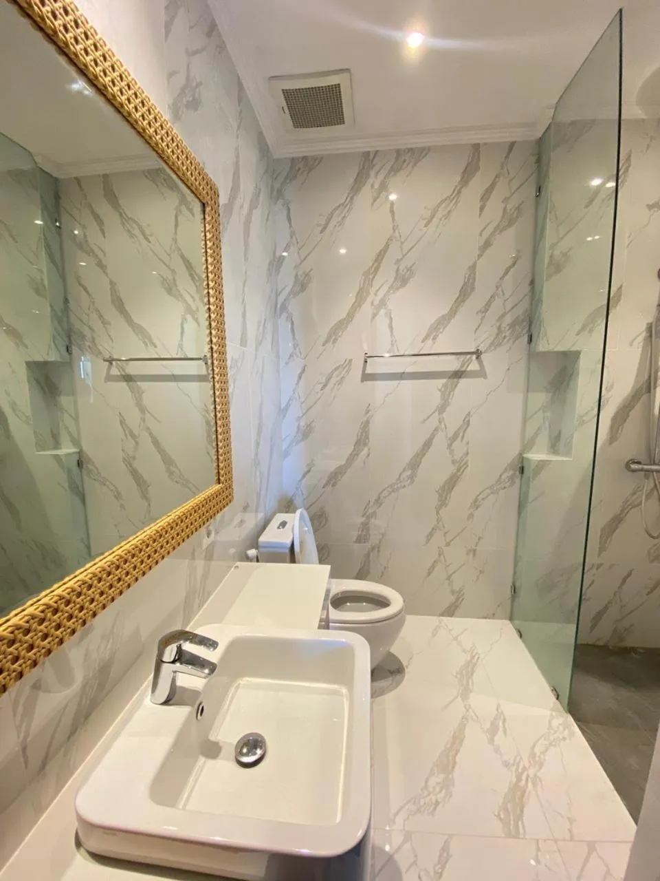 Shower in Kayangan Boutique Hotel