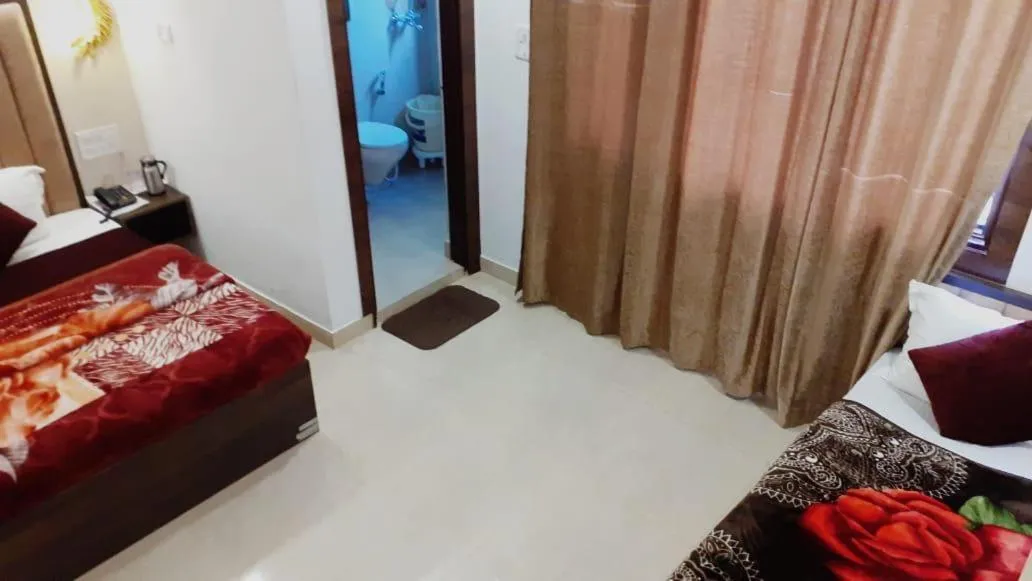 Photo of the whole room, Bed in The Divine Oak