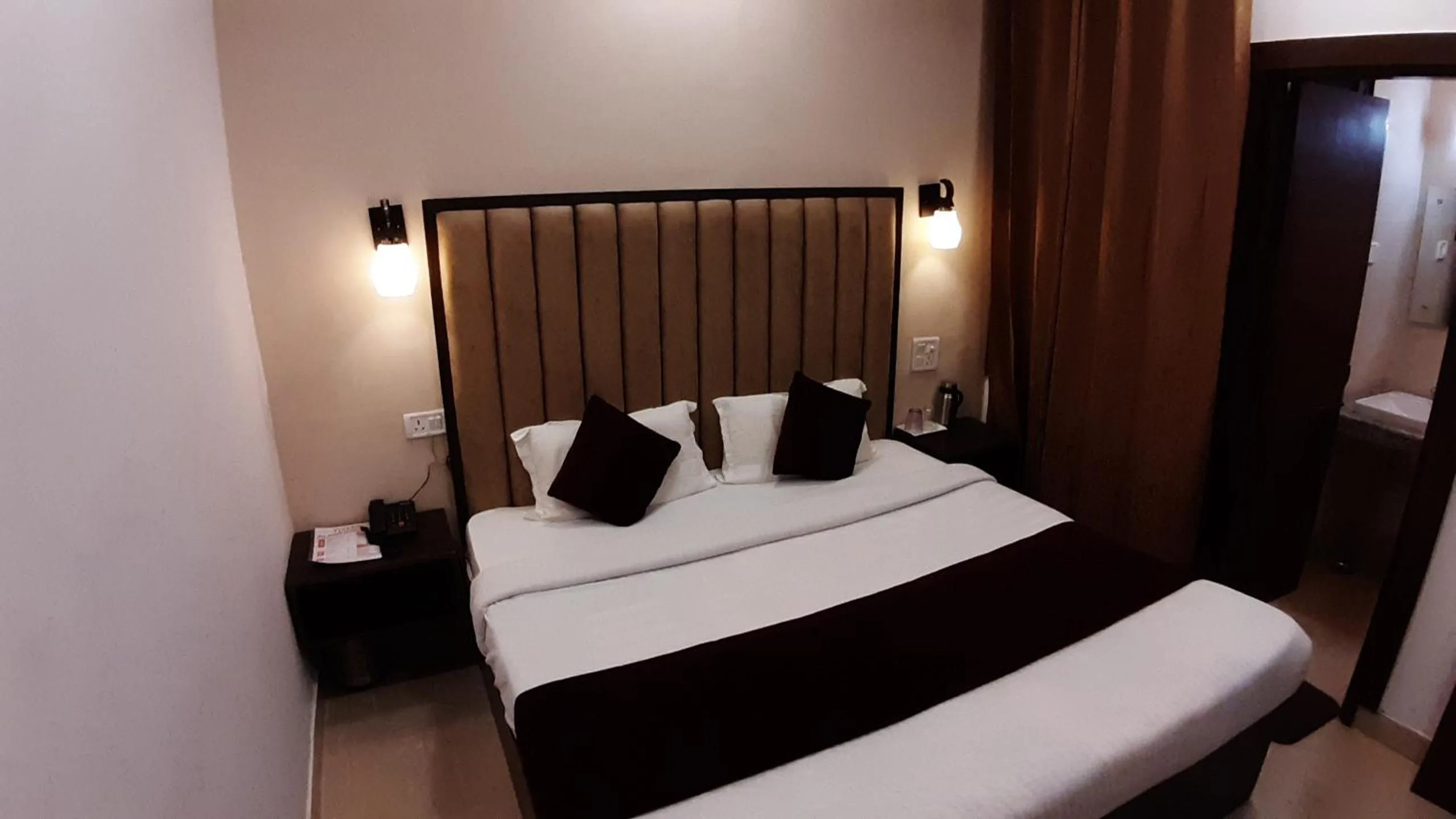 Bedroom, Bed in The Divine Oak