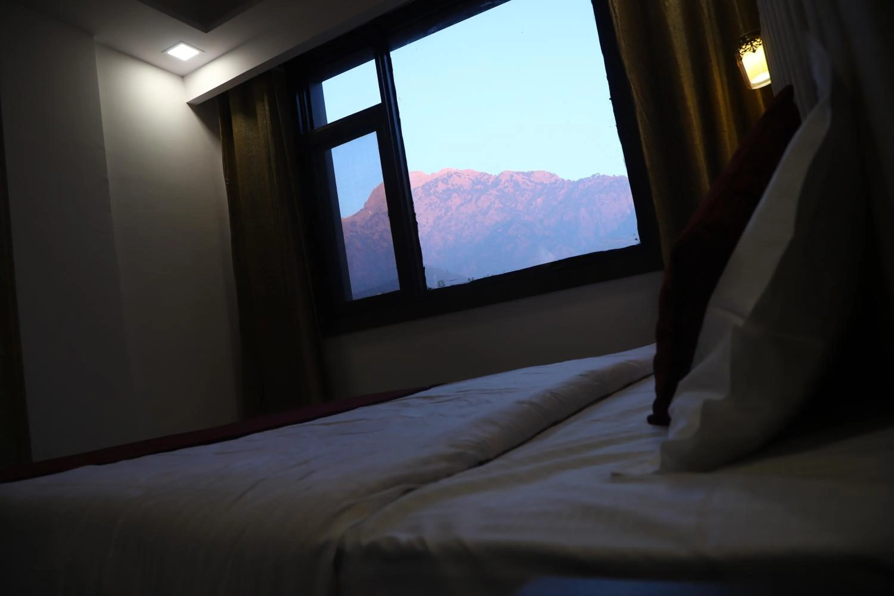 Mountain view, Bed in The Divine Oak