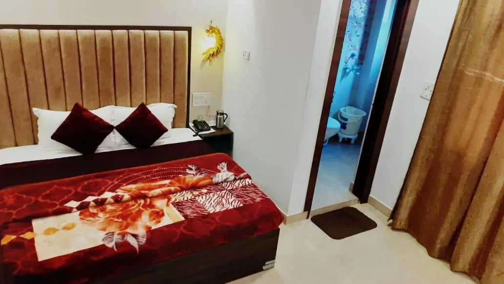 Photo of the whole room, Bed in The Divine Oak