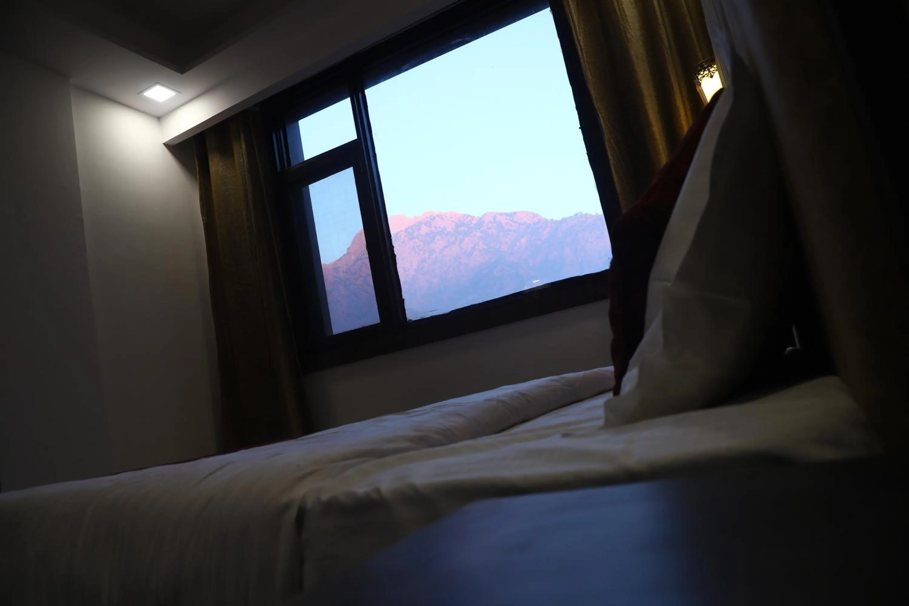 Mountain view, Bed in The Divine Oak