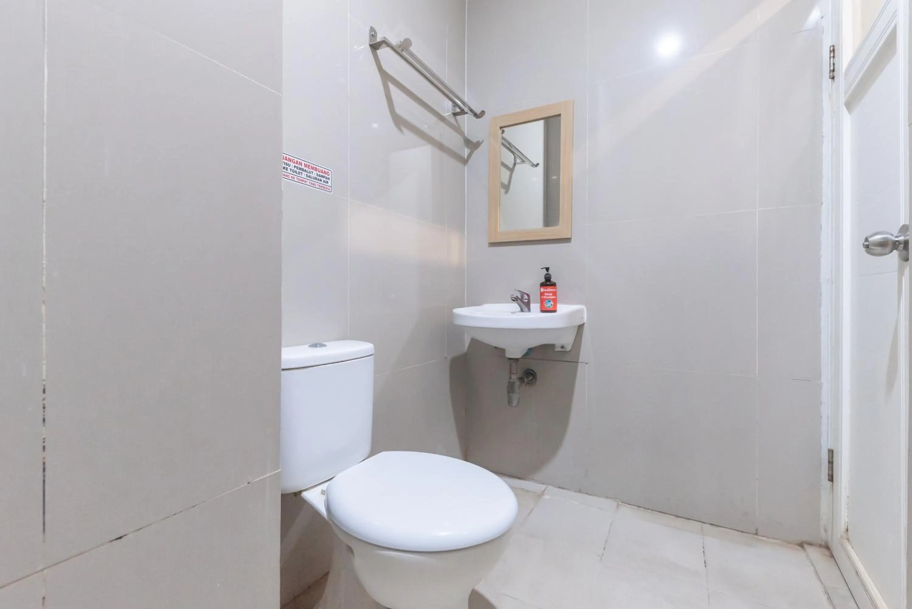 Bathroom in RedDoorz Plus @ Karapitan Street