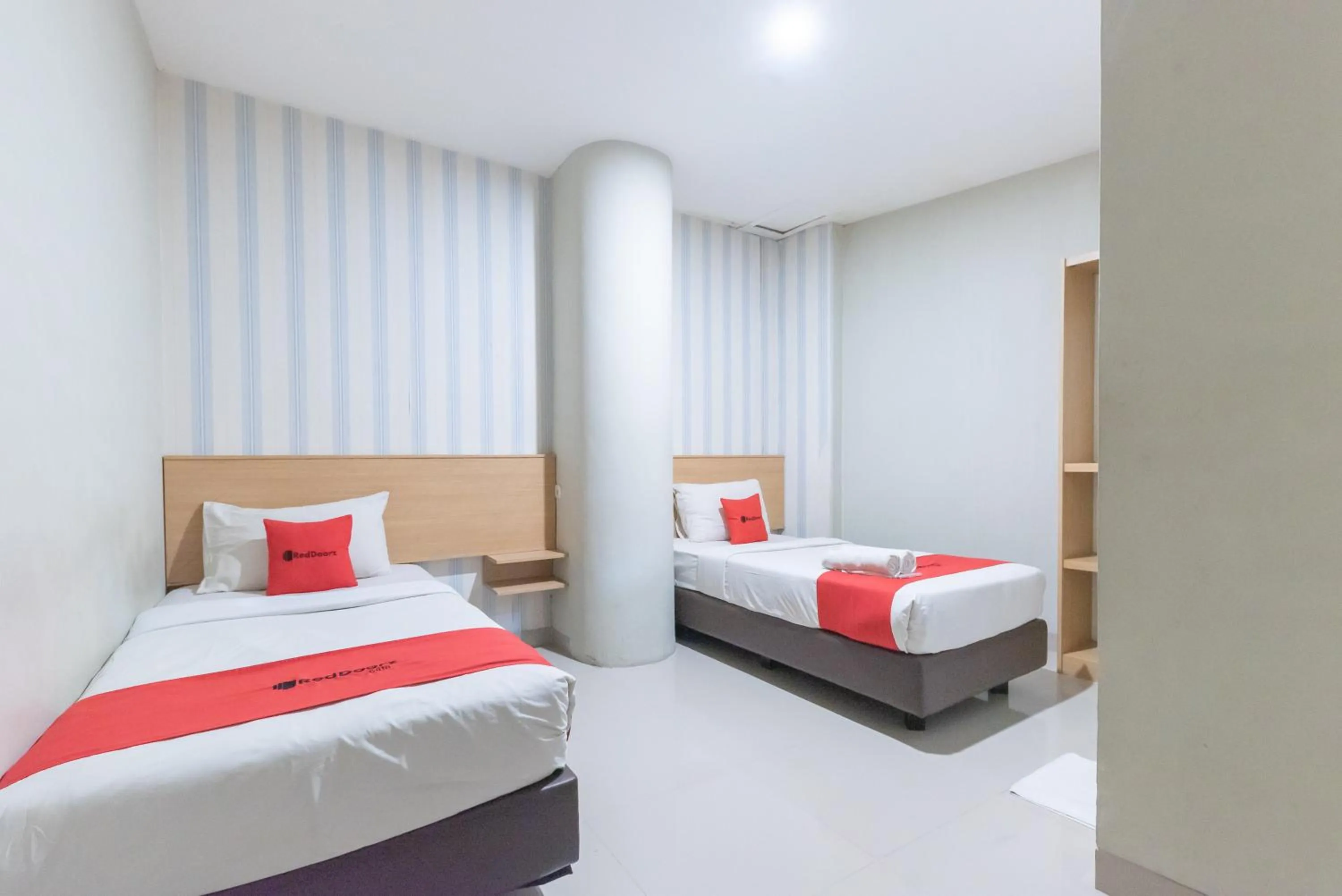 Bedroom, Bed in RedDoorz Plus @ Karapitan Street