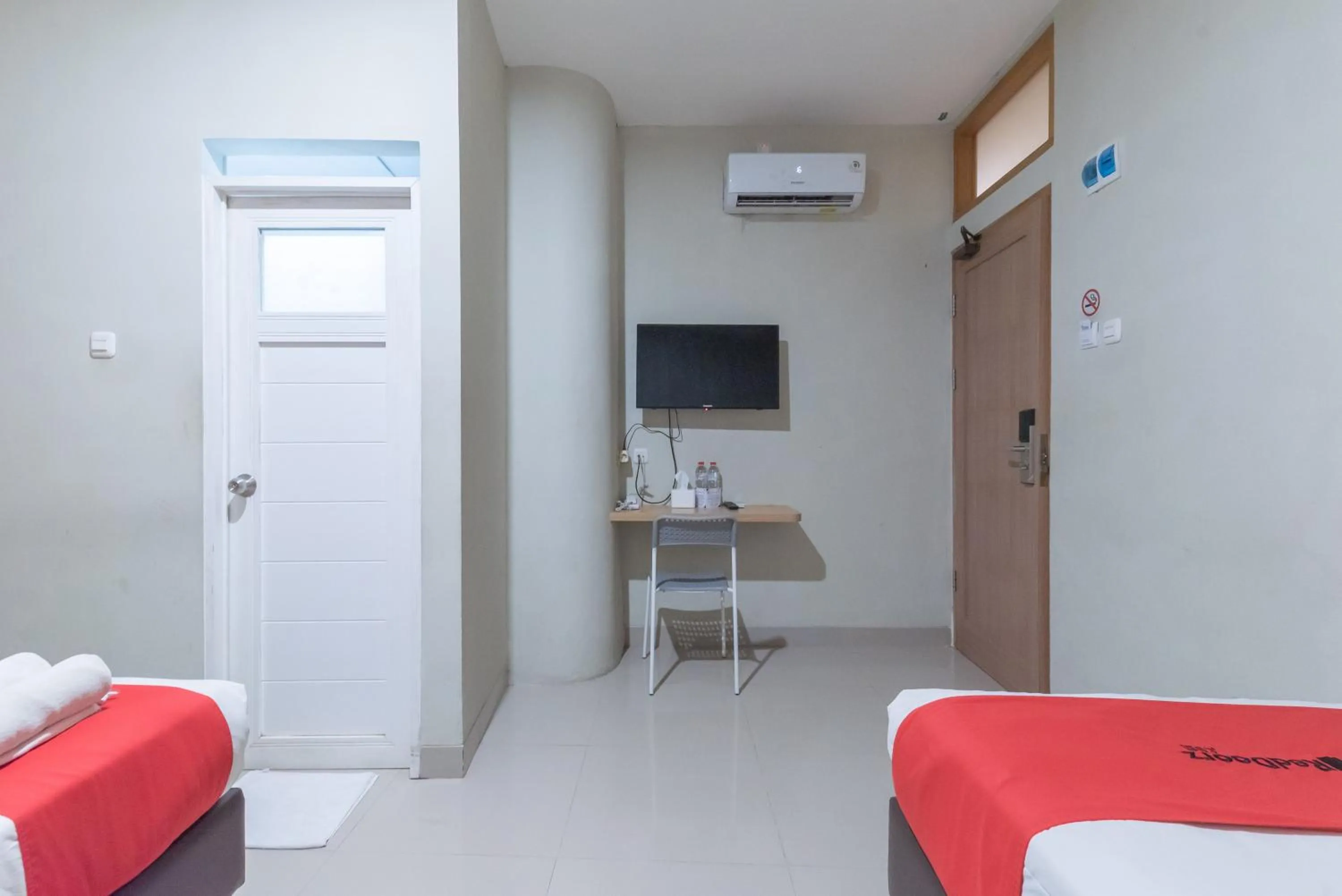 Bedroom, Bed in RedDoorz Plus @ Karapitan Street