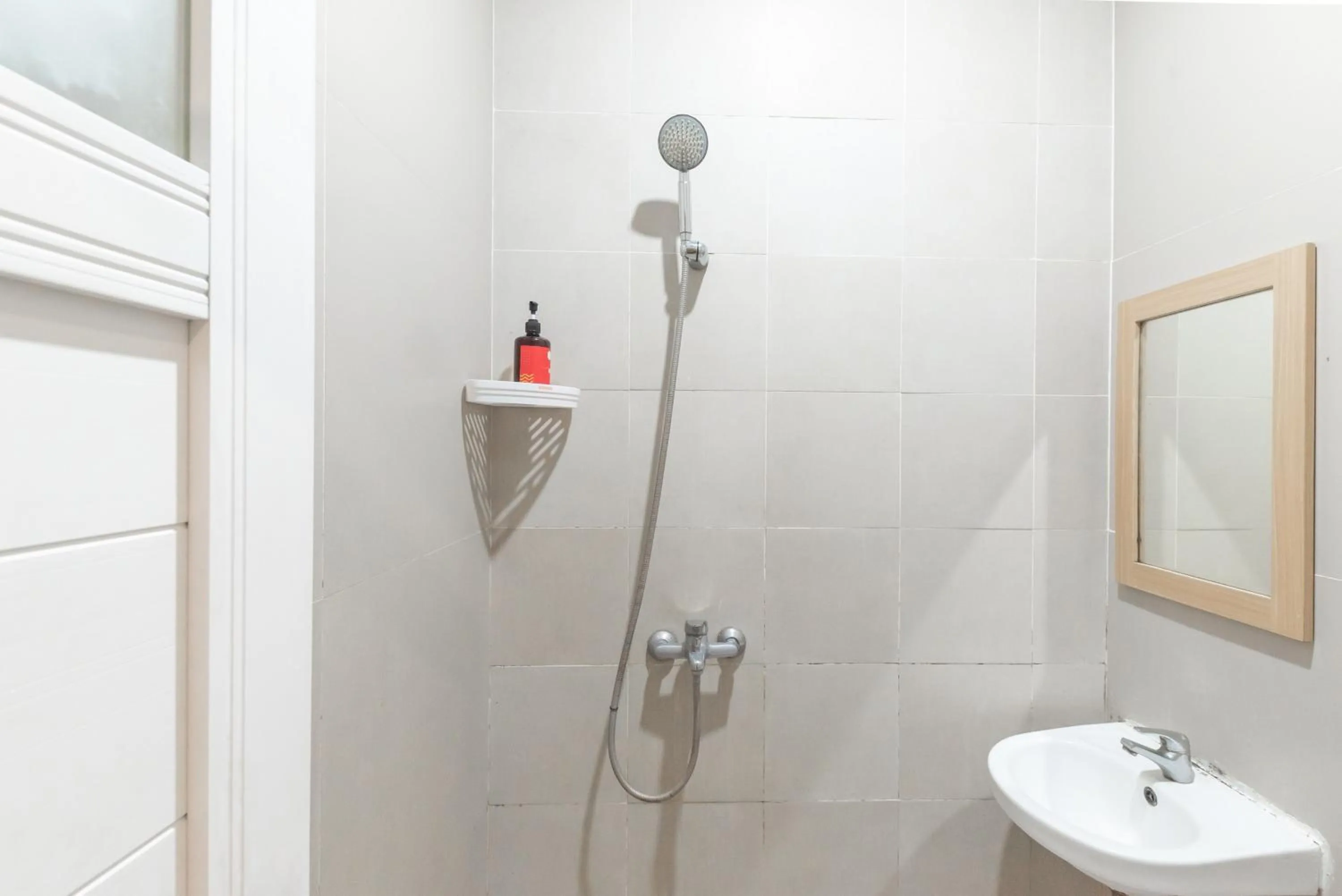 Bathroom in RedDoorz Plus @ Karapitan Street