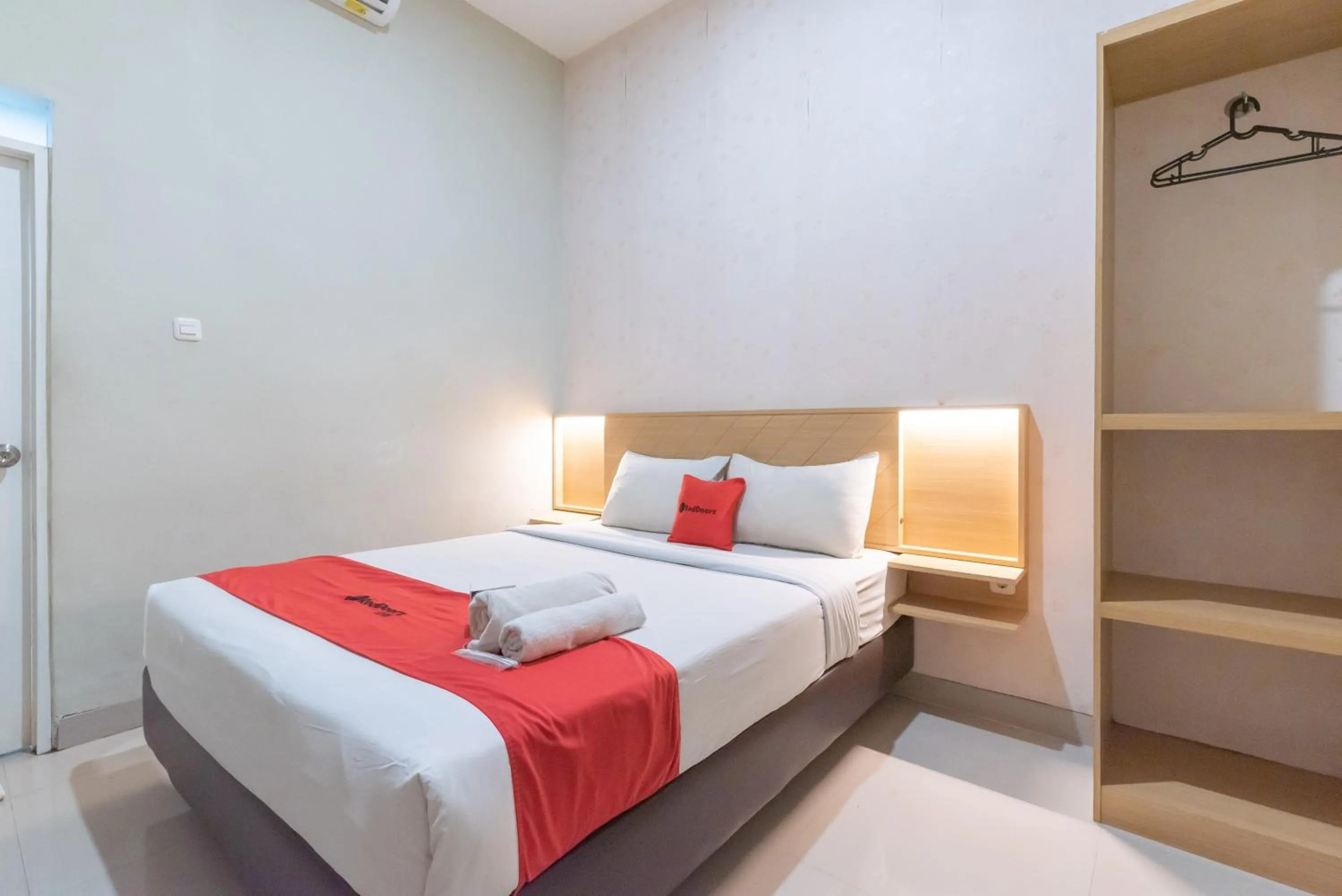 Bedroom, Bed in RedDoorz Plus @ Karapitan Street