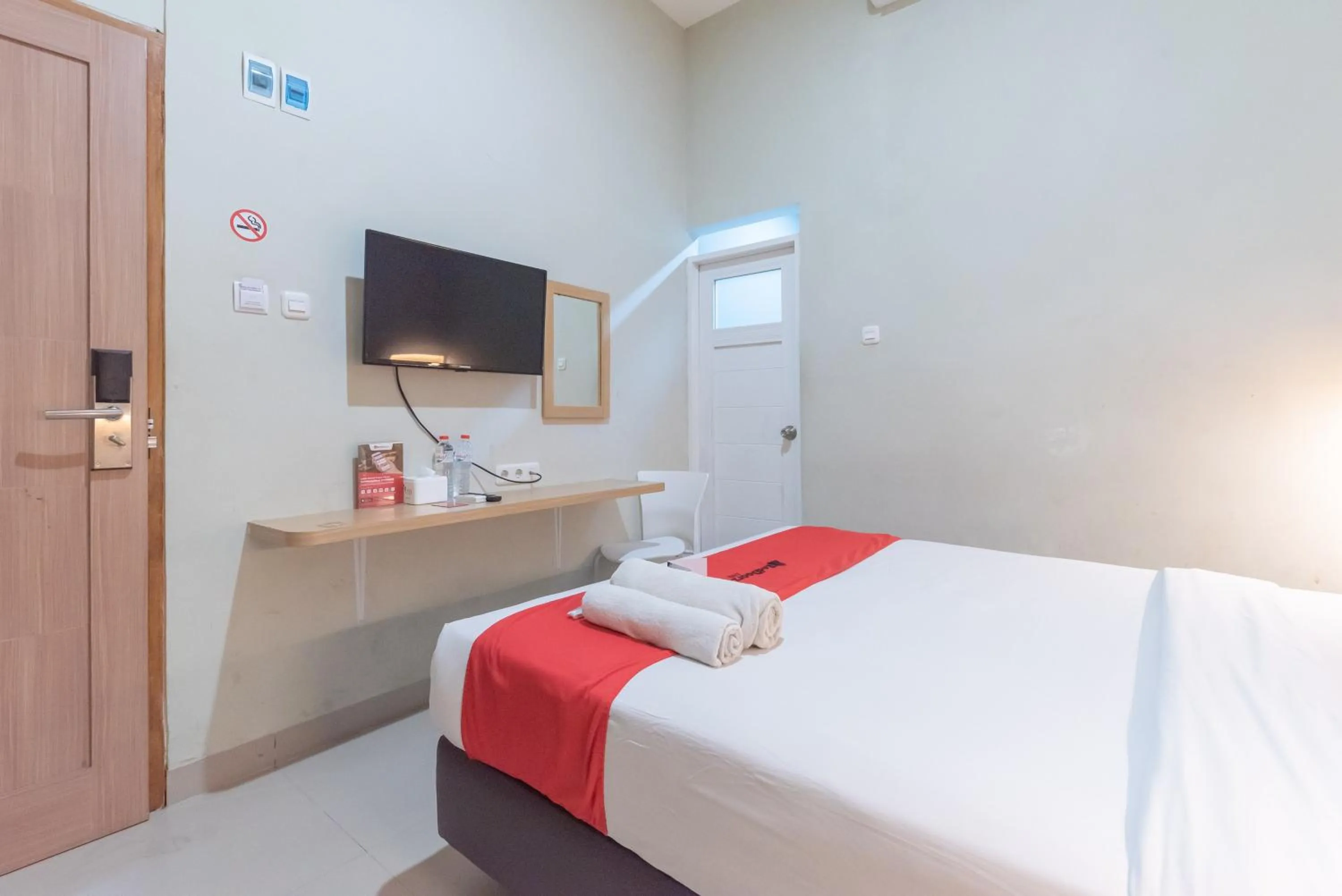 Bedroom, Bed in RedDoorz Plus @ Karapitan Street