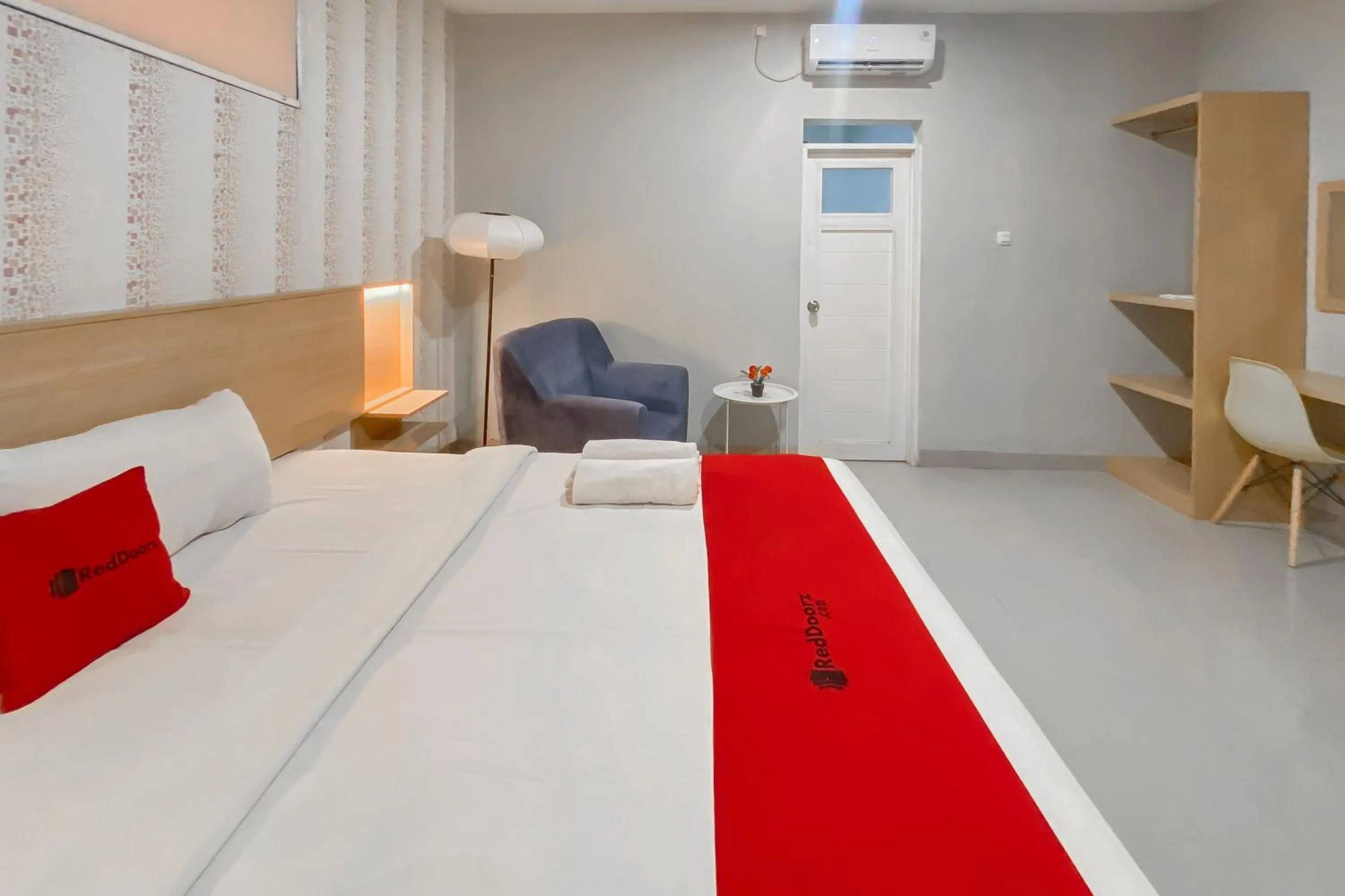 Bedroom, Bed in RedDoorz Plus @ Karapitan Street