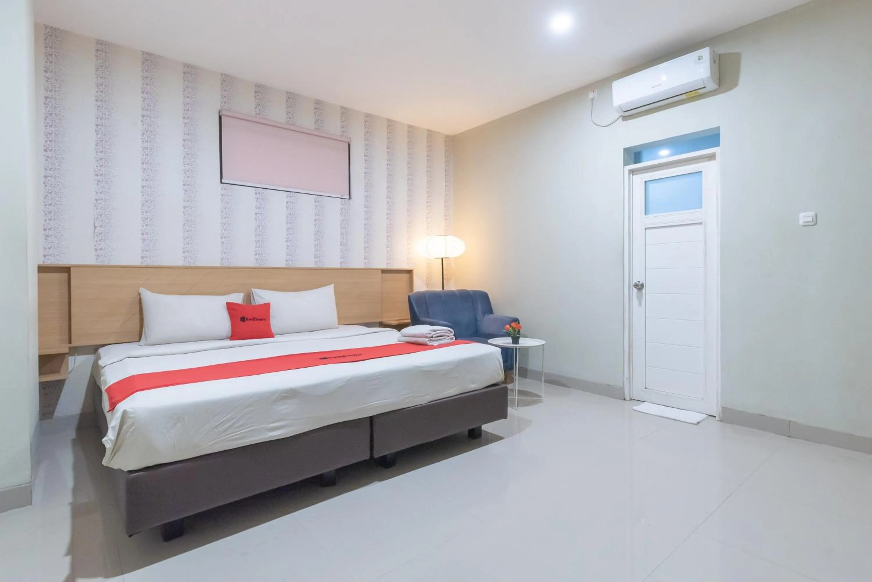 Bedroom, Bed in RedDoorz Plus @ Karapitan Street
