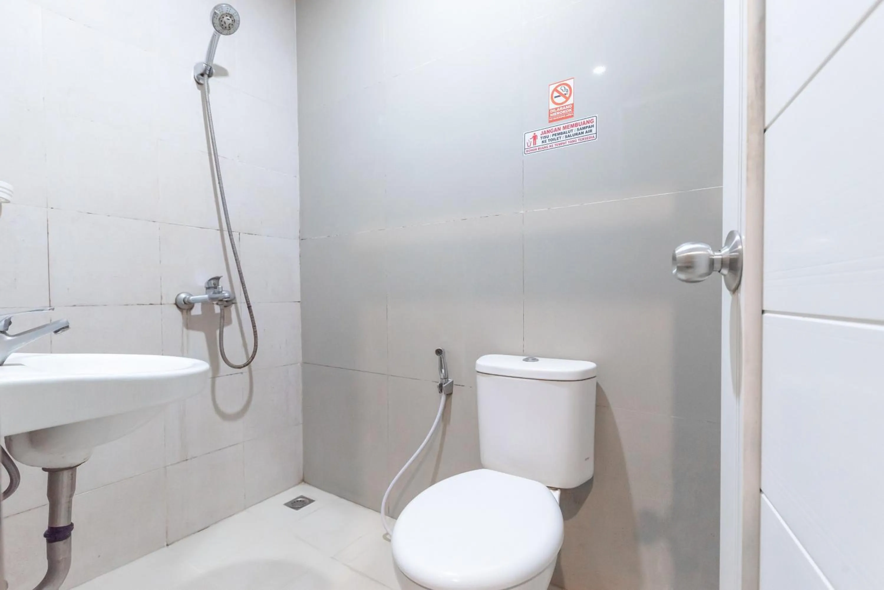 Bathroom in RedDoorz Plus @ Karapitan Street