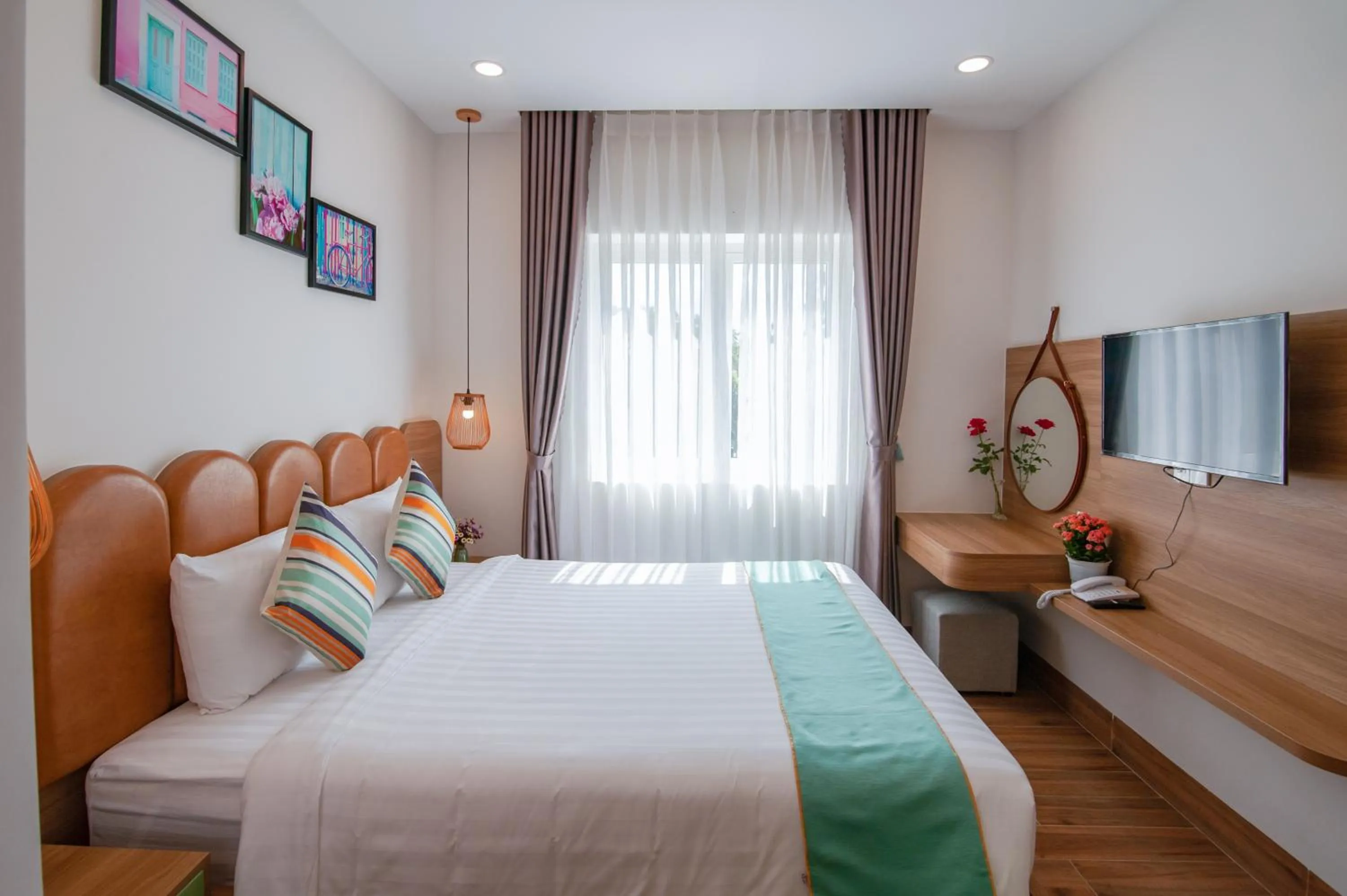 Photo of the whole room, Bed in The View Hotel