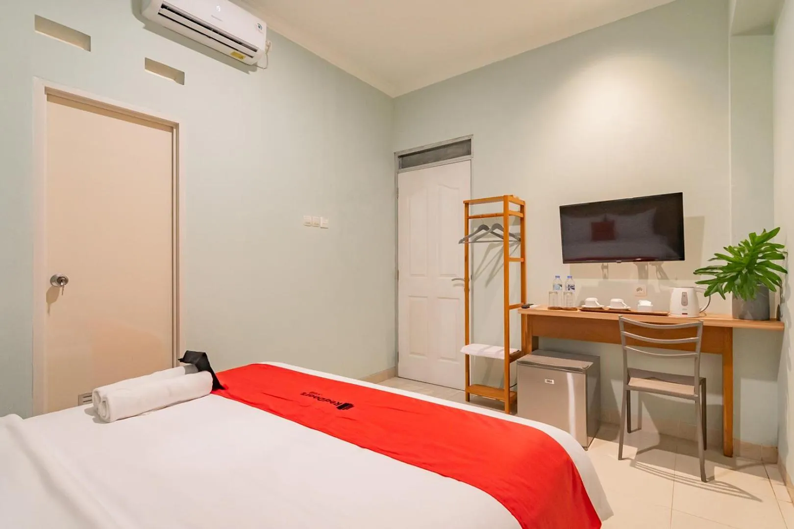 Bed in RedDoorz Plus @ Bagusrangin Street