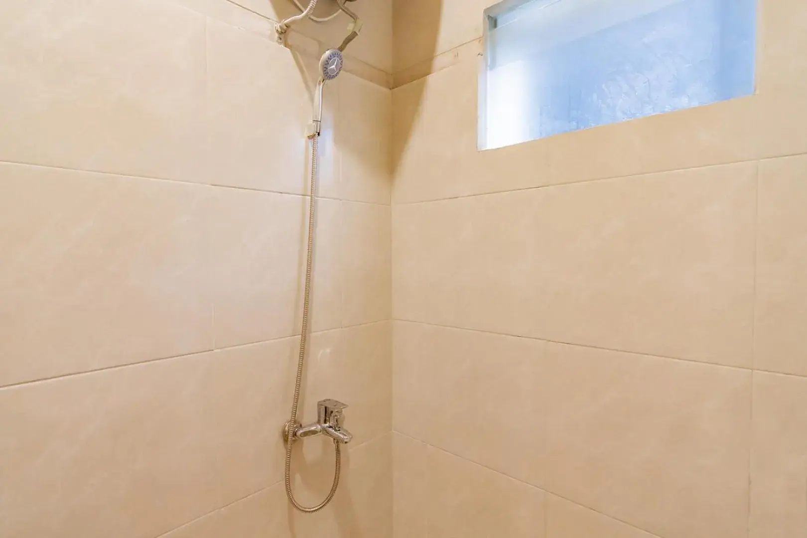 Deluxe Room in RedDoorz Plus @ Bagusrangin Street Deluxe Room in RedDoorz Plus @ Bagusrangin Street