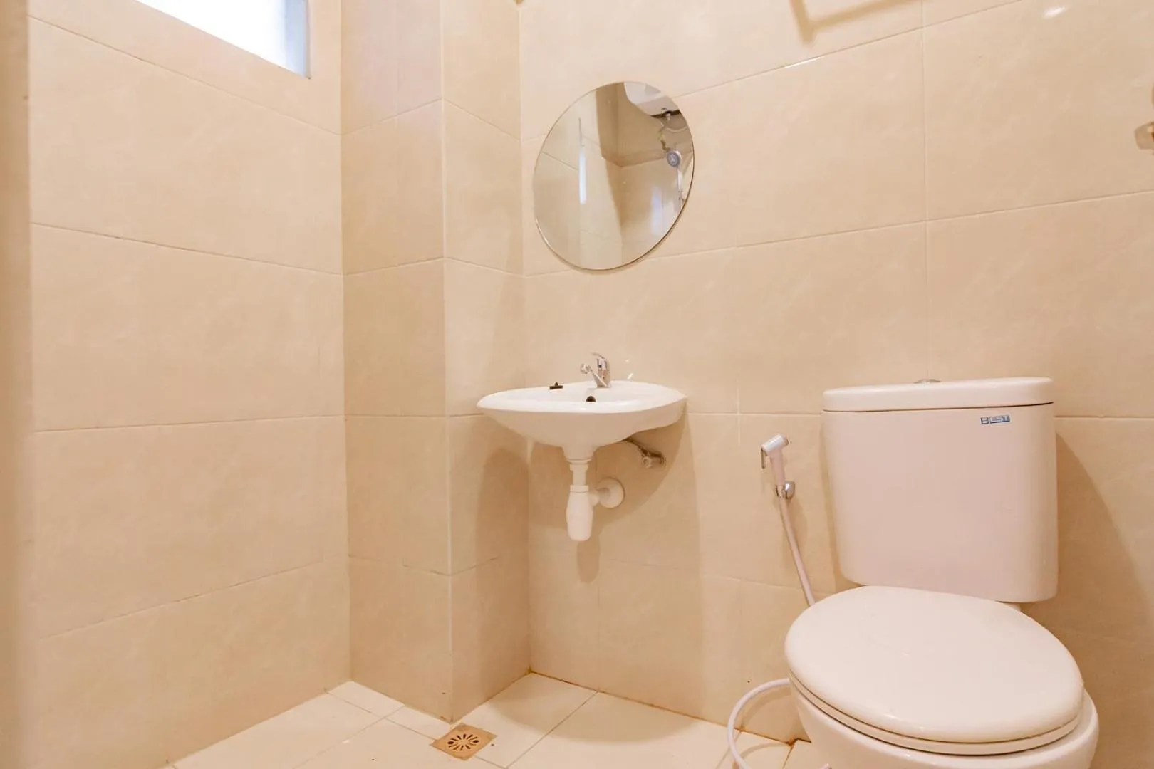 Bathroom in RedDoorz Plus @ Bagusrangin Street