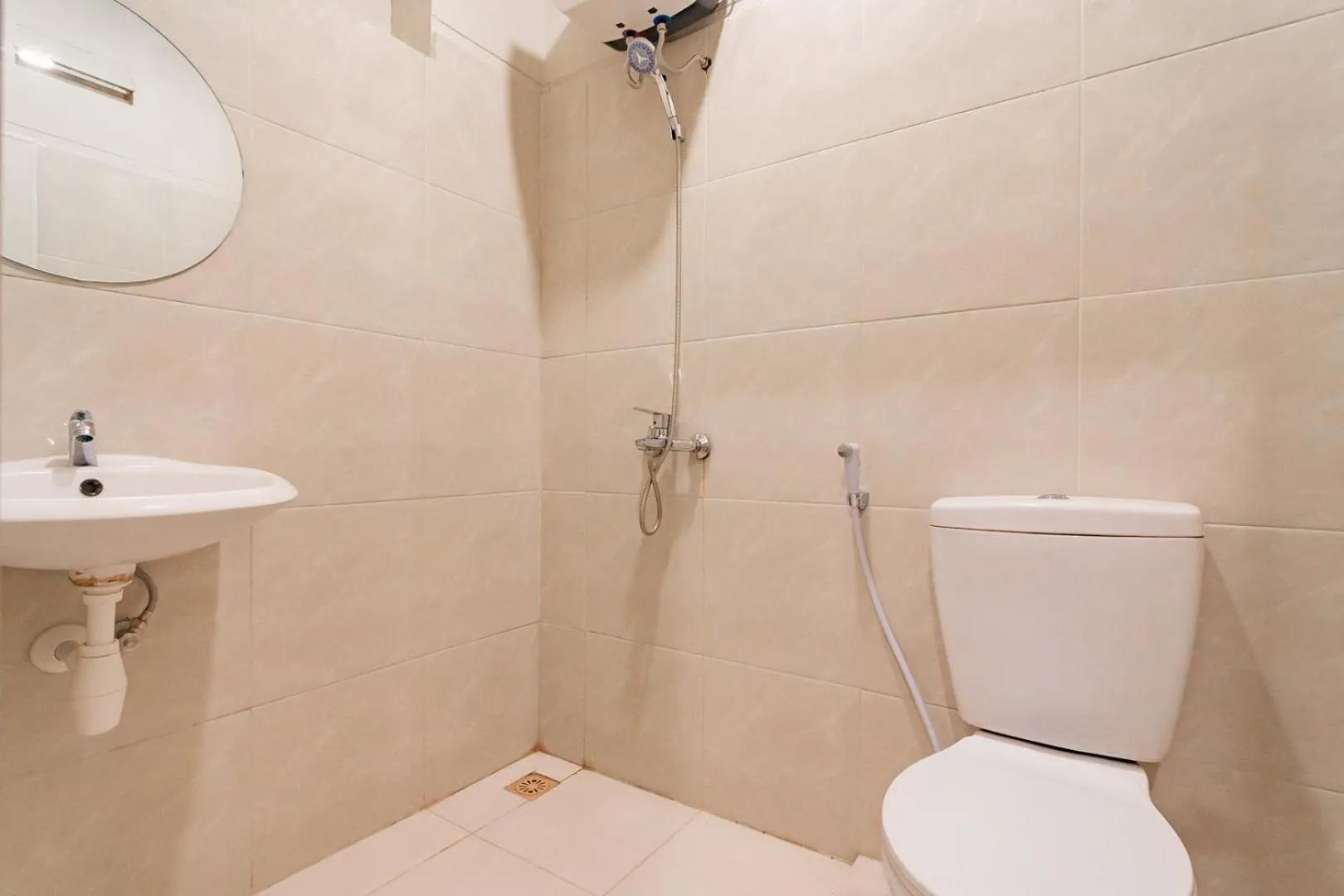 Bathroom in RedDoorz Plus @ Bagusrangin Street