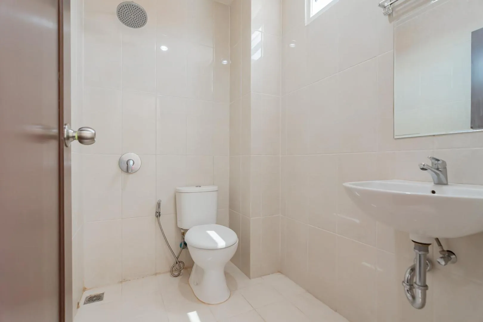 Bathroom in RedDoorz Syariah Plus near Tanjungpura University 2 Pontianak