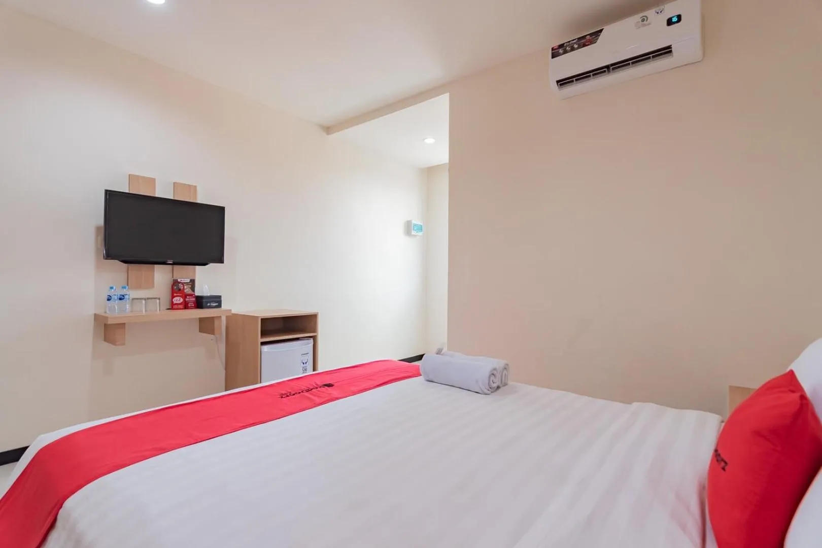 Bed in RedDoorz Syariah Plus near Tanjungpura University 2 Pontianak