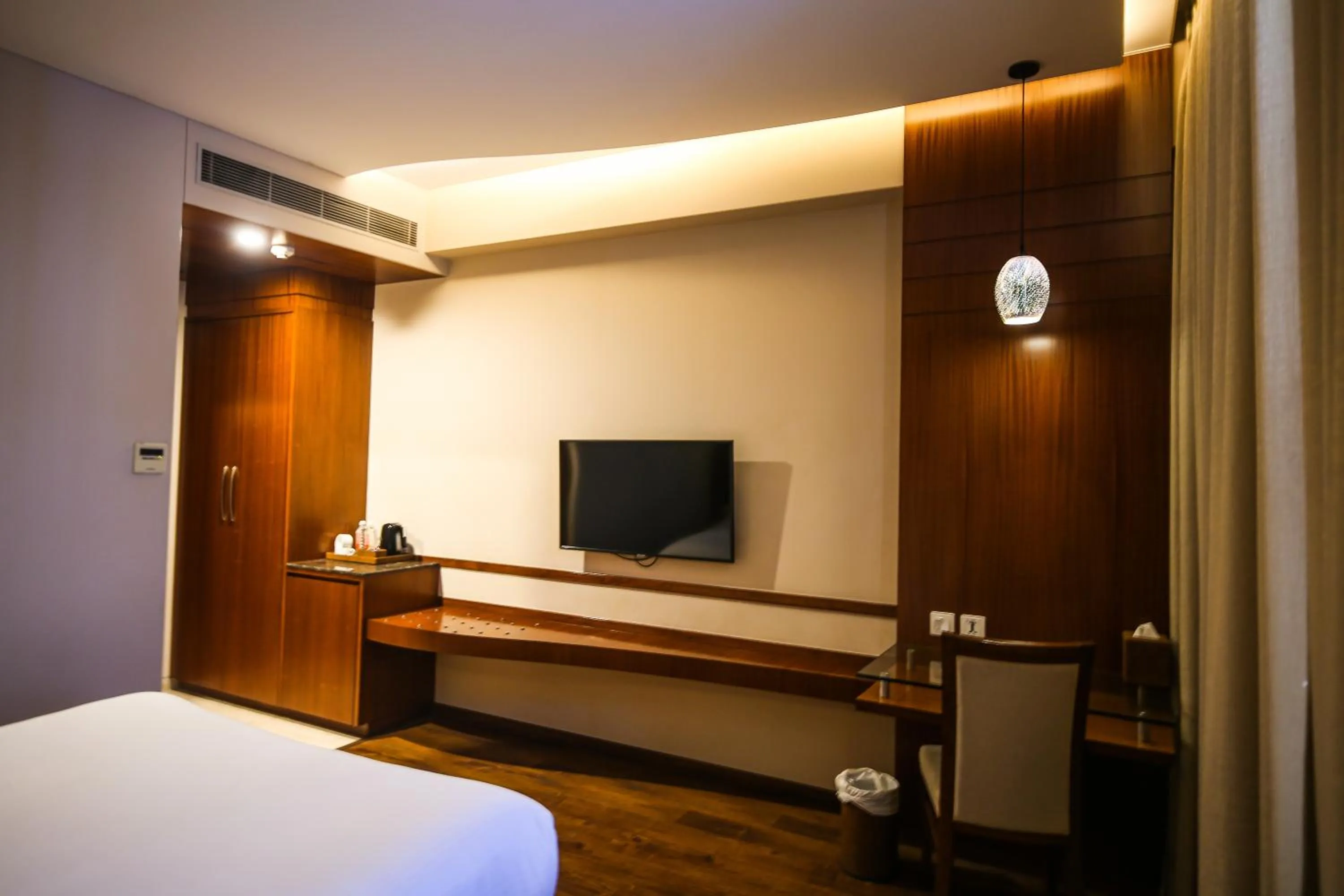 Communal lounge/ TV room, Bed in Pristine Hotel, Varanasi