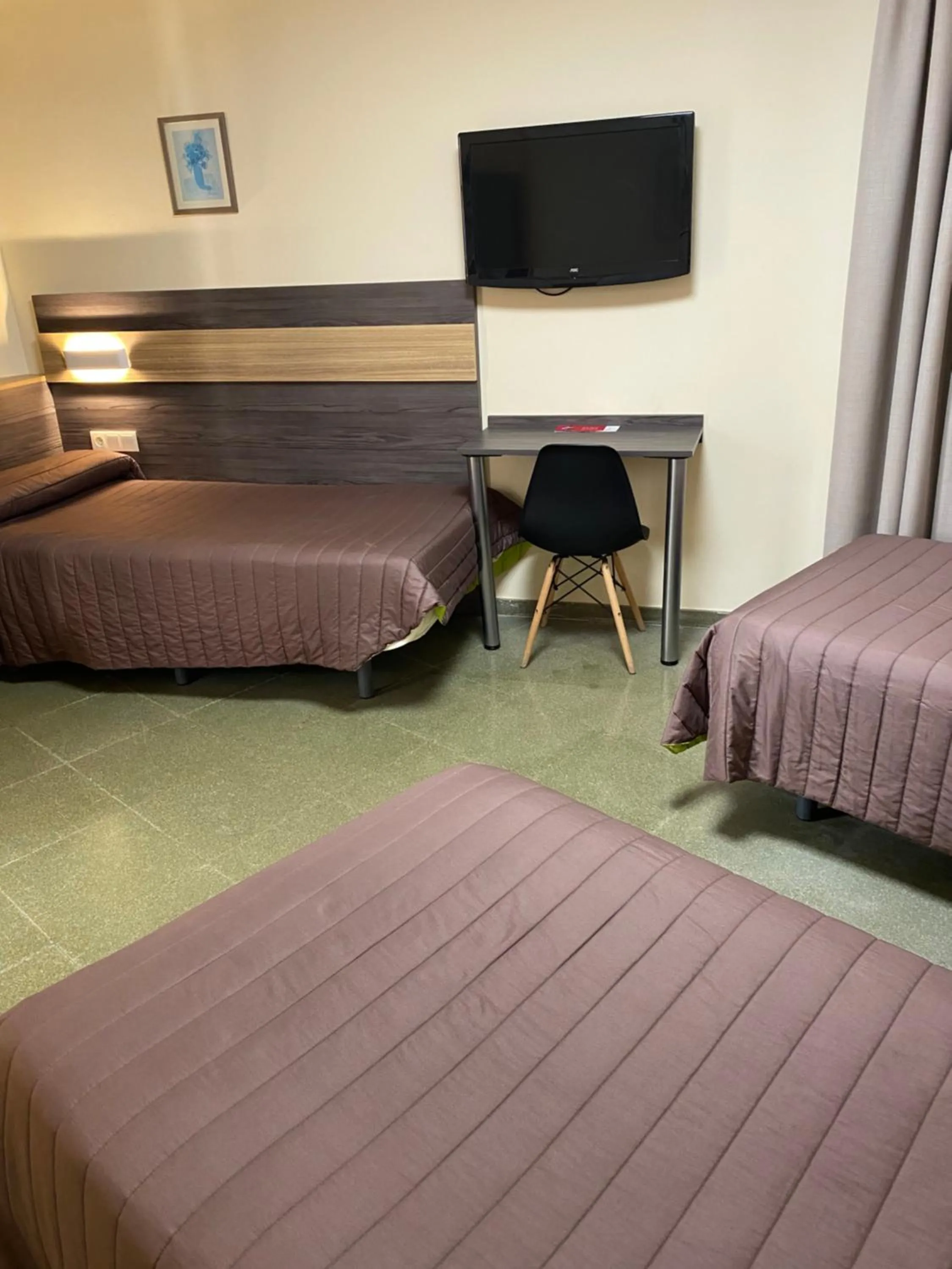 Basic Triple Room in Hostal Meson Pepa