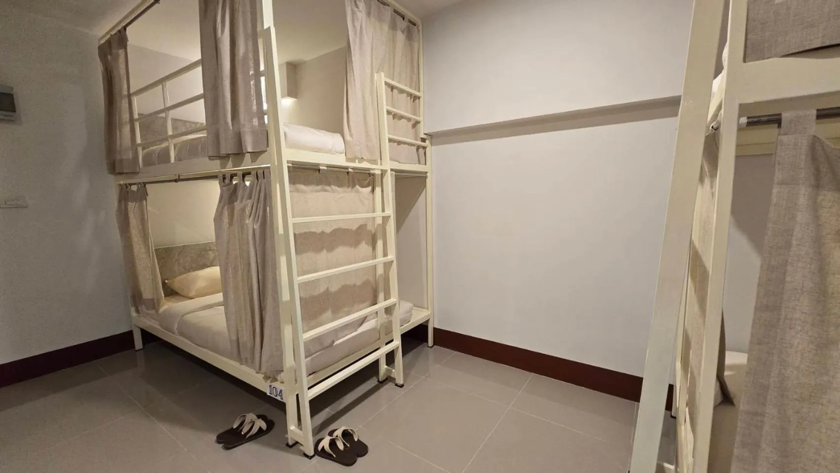 bunk bed, Bed in Malee Hotel