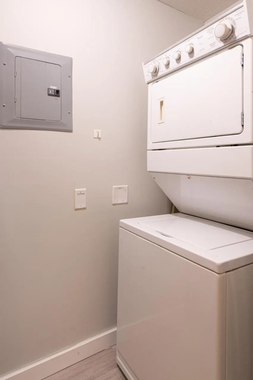 Top Floor Condo - 2BR & AC with Mountain Views