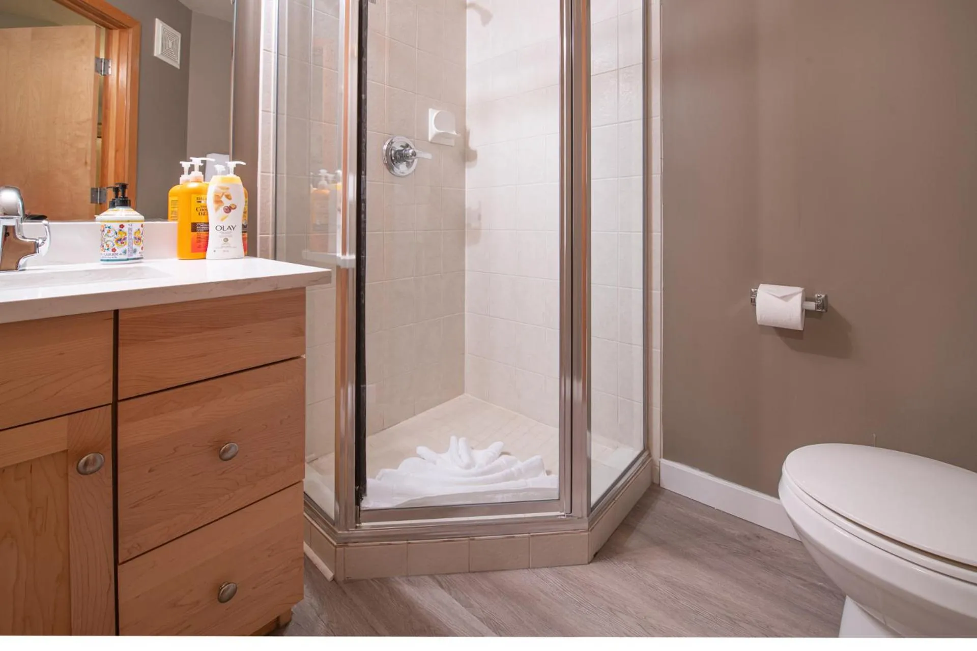 Top Floor Condo - 2BR & AC with Mountain Views