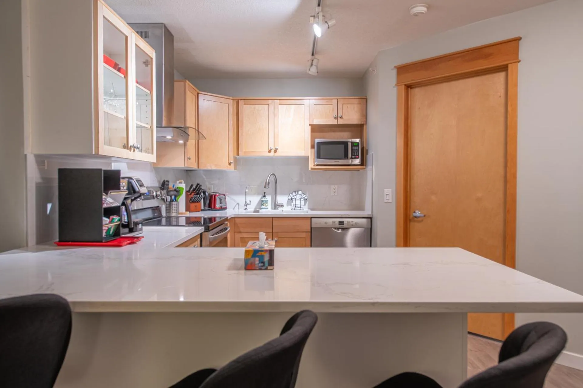 Top Floor Condo - 2BR & AC with Mountain Views