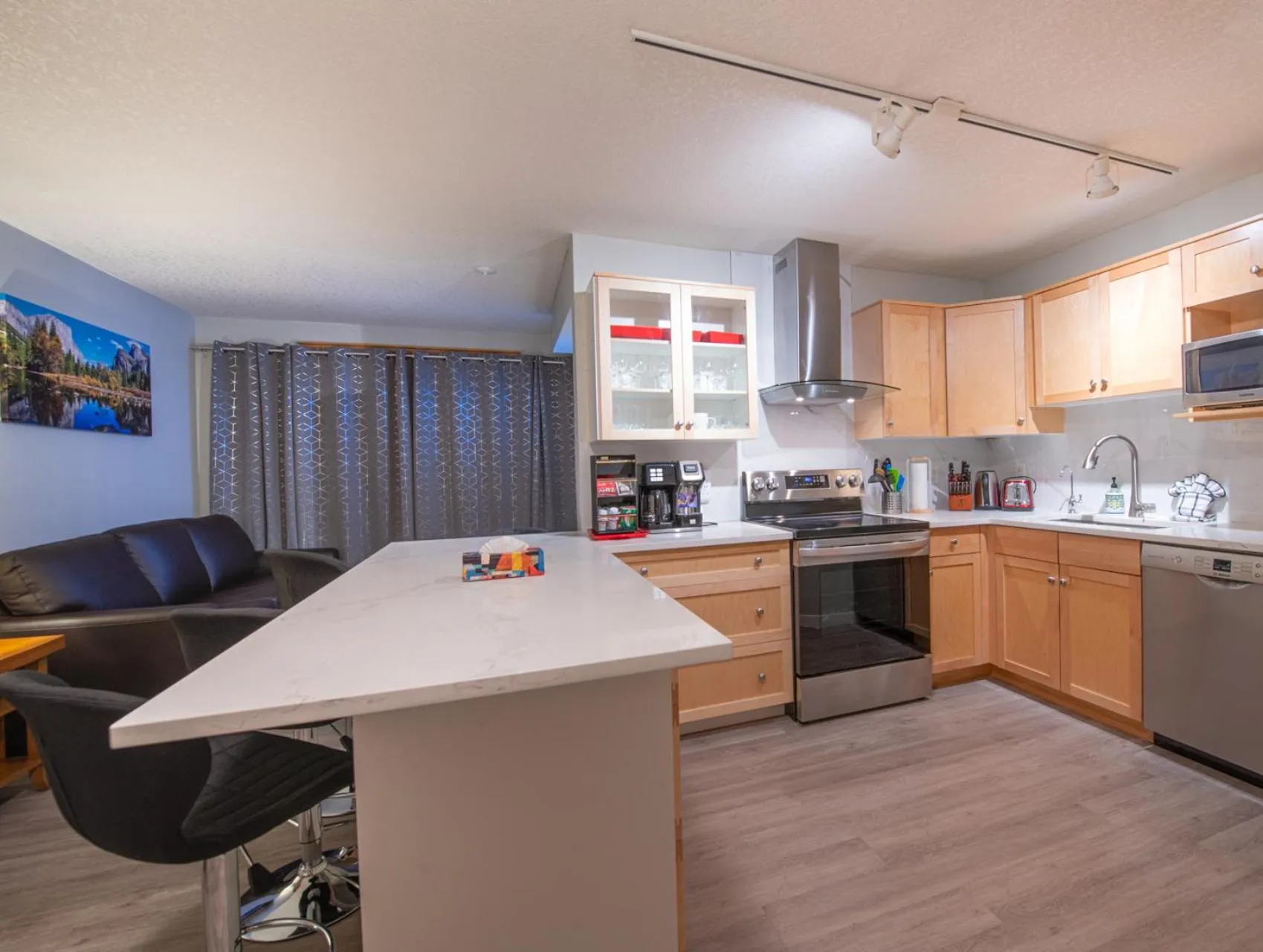 Top Floor Condo - 2BR & AC with Mountain Views