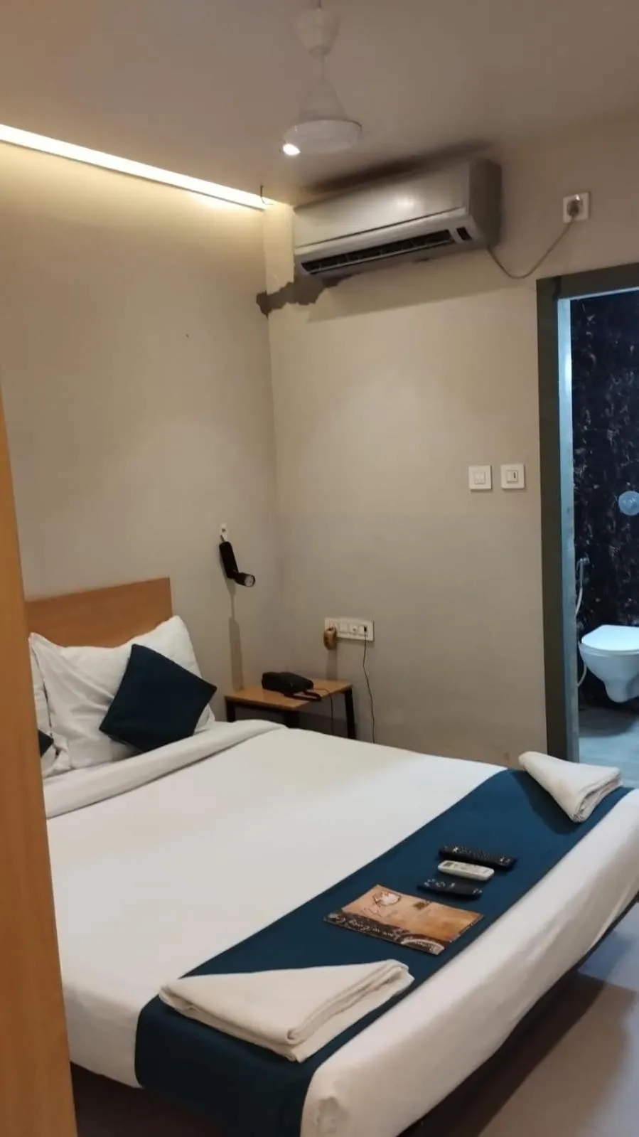 Bedroom, Bed in Hotel Mayfair Tower