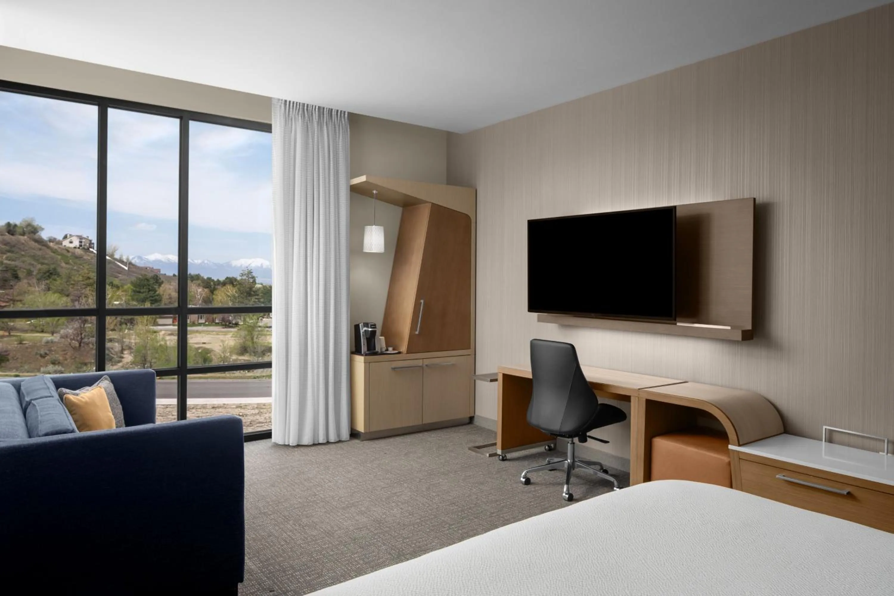 Photo of the whole room, Bed in Courtyard by Marriott Salt Lake City Cottonwood