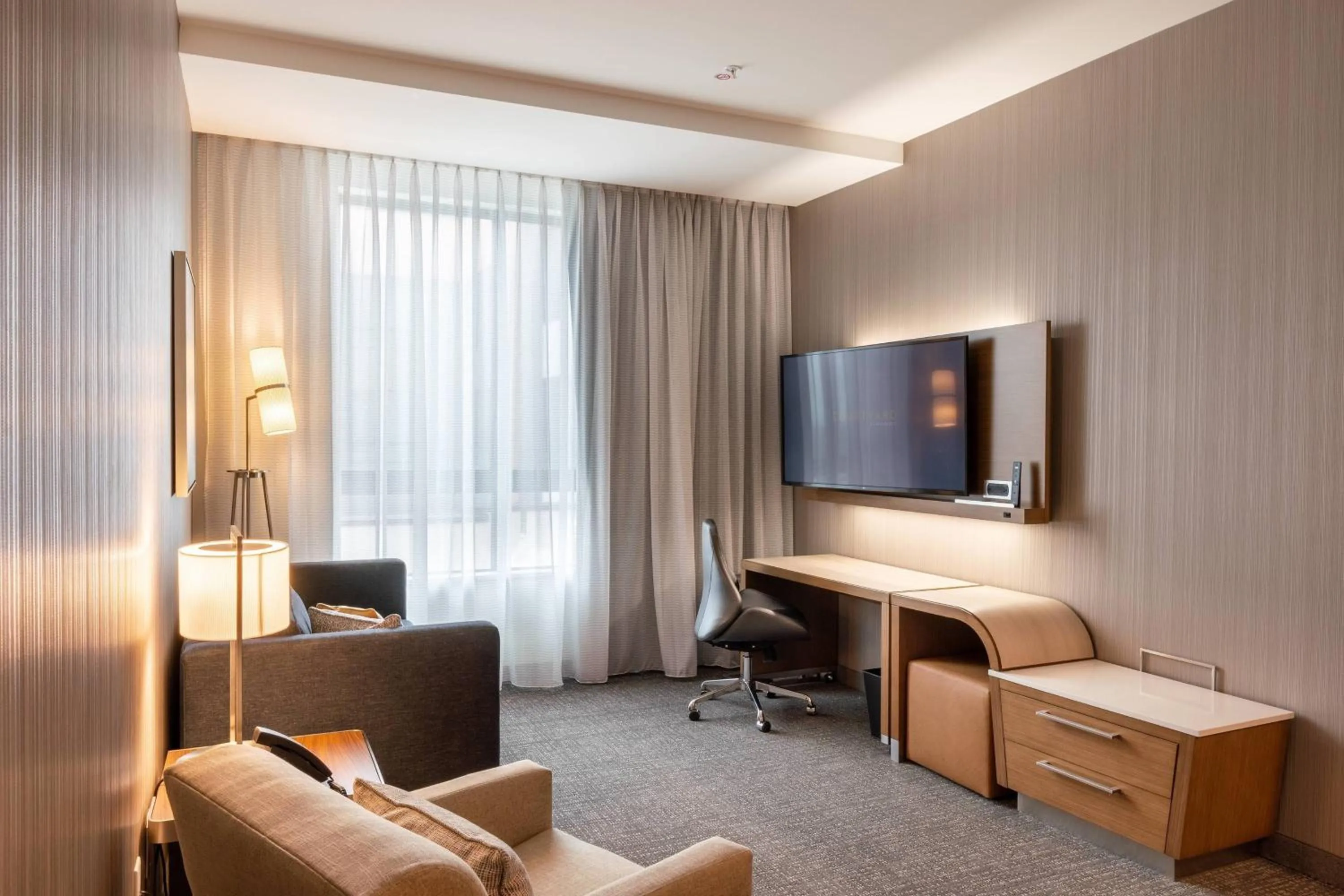 Living room in Courtyard by Marriott Salt Lake City Cottonwood