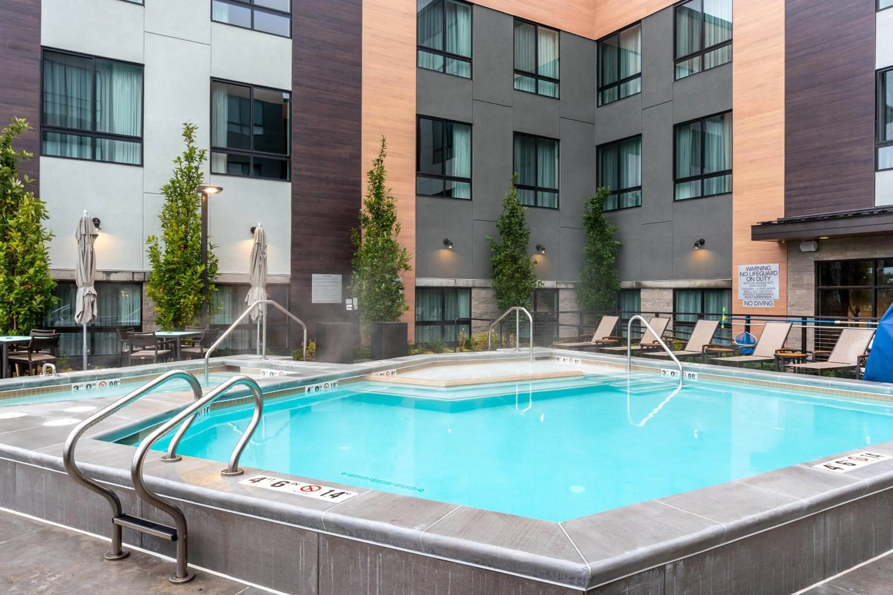 Swimming pool in Courtyard by Marriott Salt Lake City Cottonwood