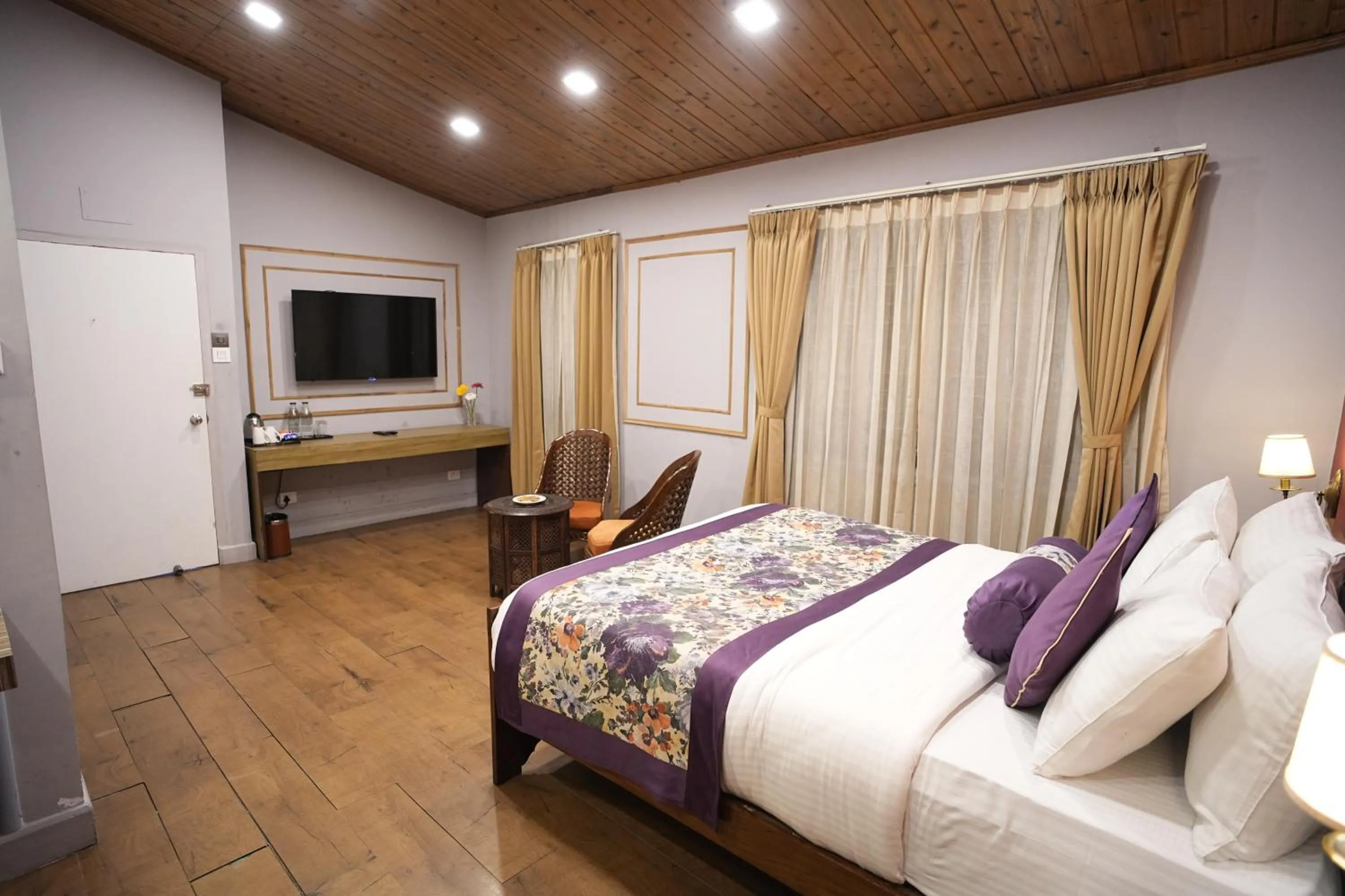 Bed in Mount Conifer Suites & Spa