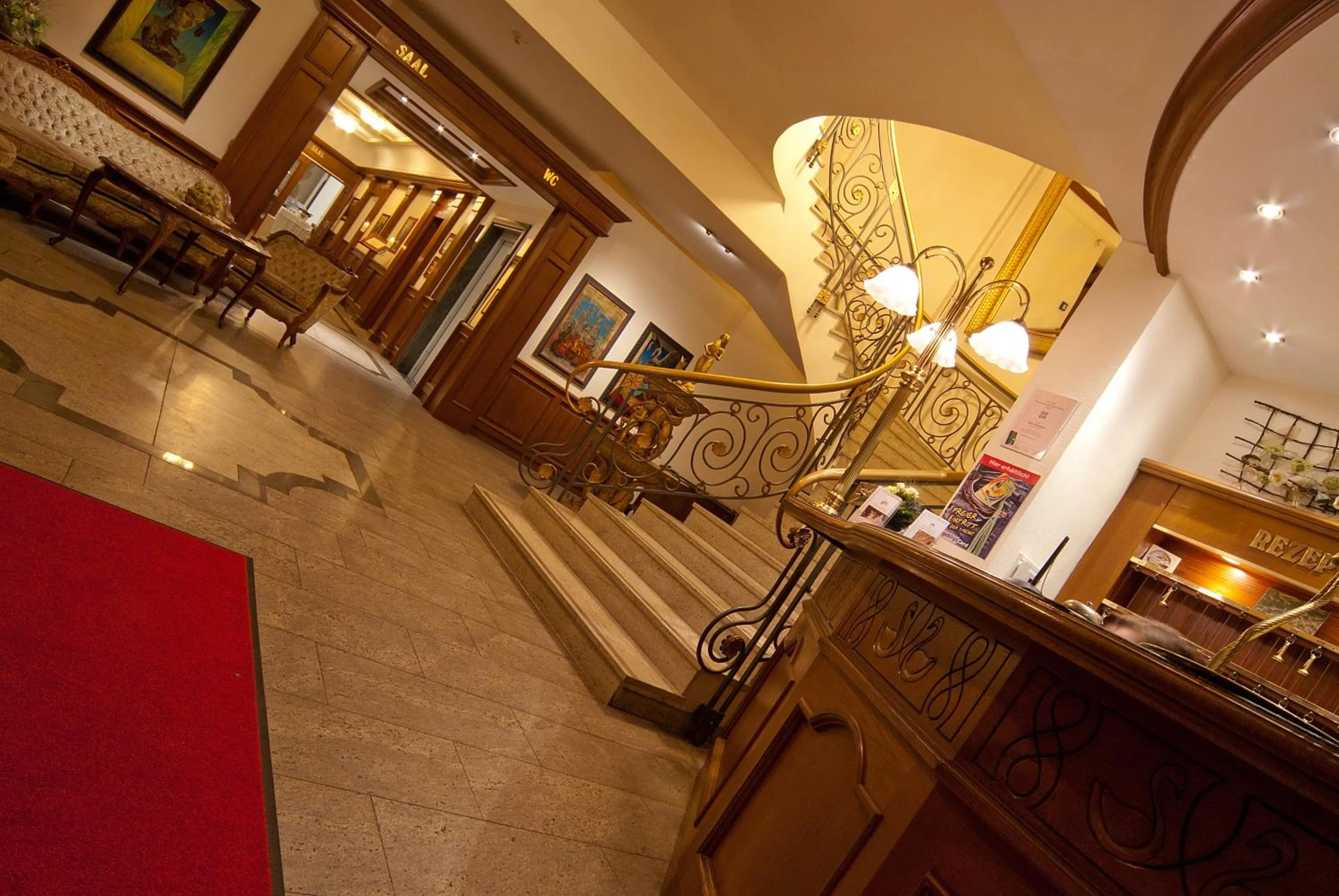 Lobby or reception in Hotel DREI SCHWANEN - Ristorante Due Fratelli