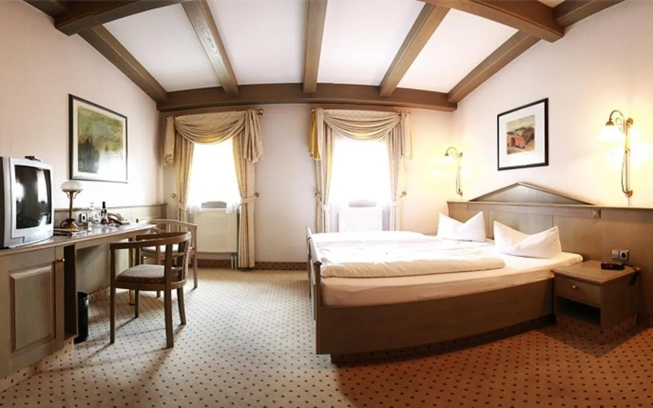 Decorative detail, Bed in Hotel DREI SCHWANEN - Ristorante Due Fratelli