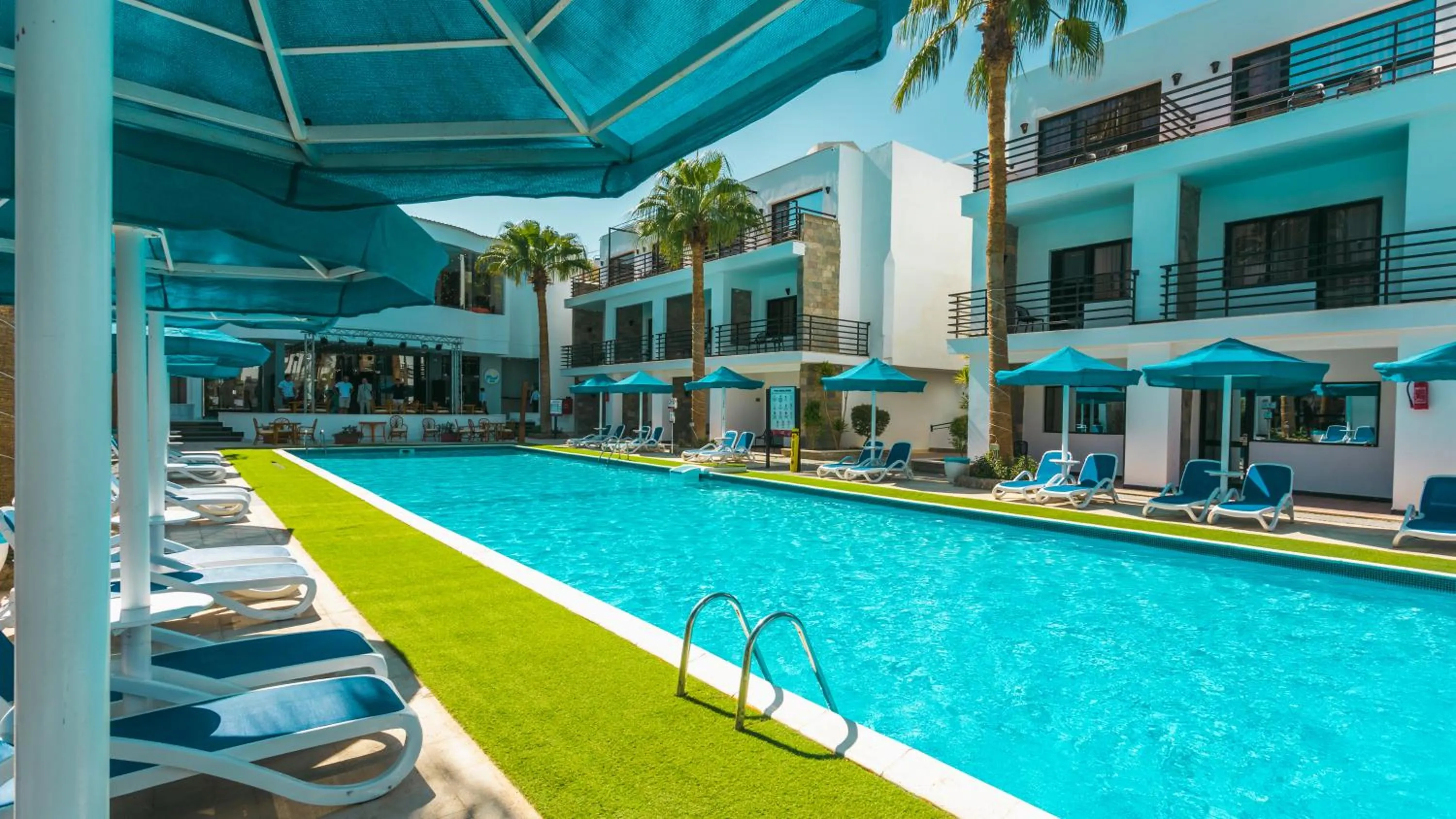 Swimming pool in La Rosa Waves Beach - Couple & Families Only