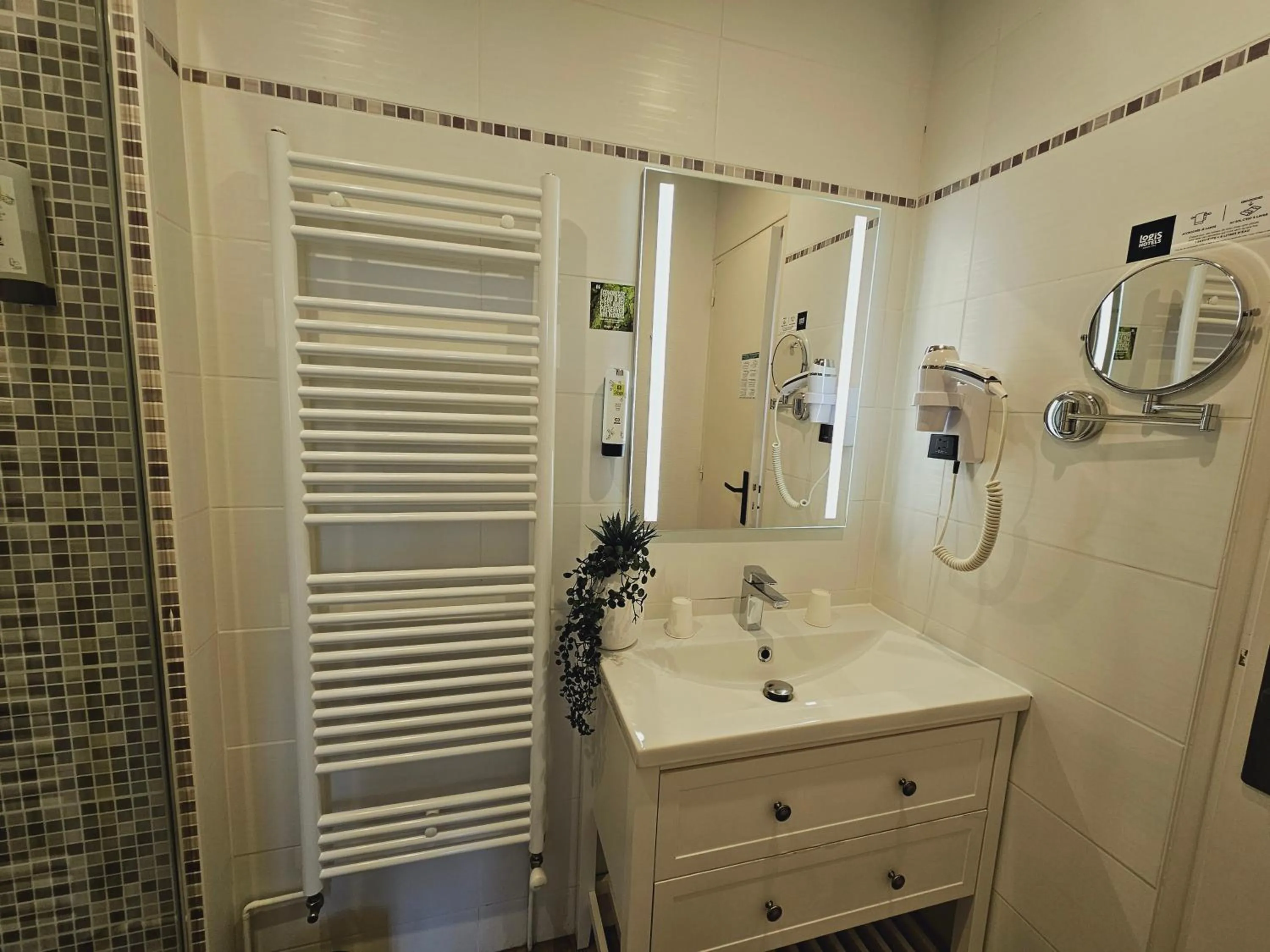 Shower in Logis Loire Hotel - Les Cocottes Restaurant