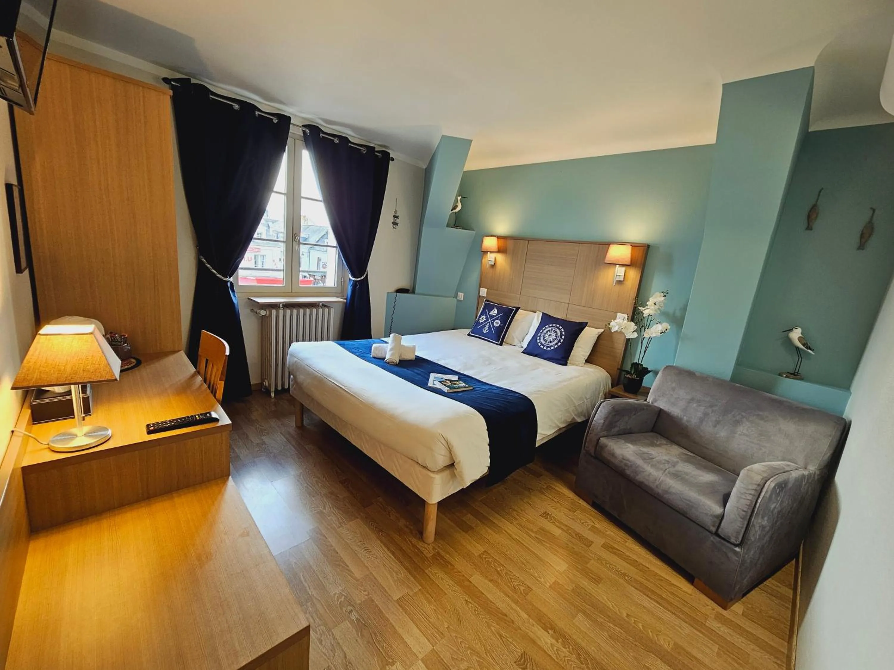 Bed in Logis Loire Hotel - Les Cocottes Restaurant