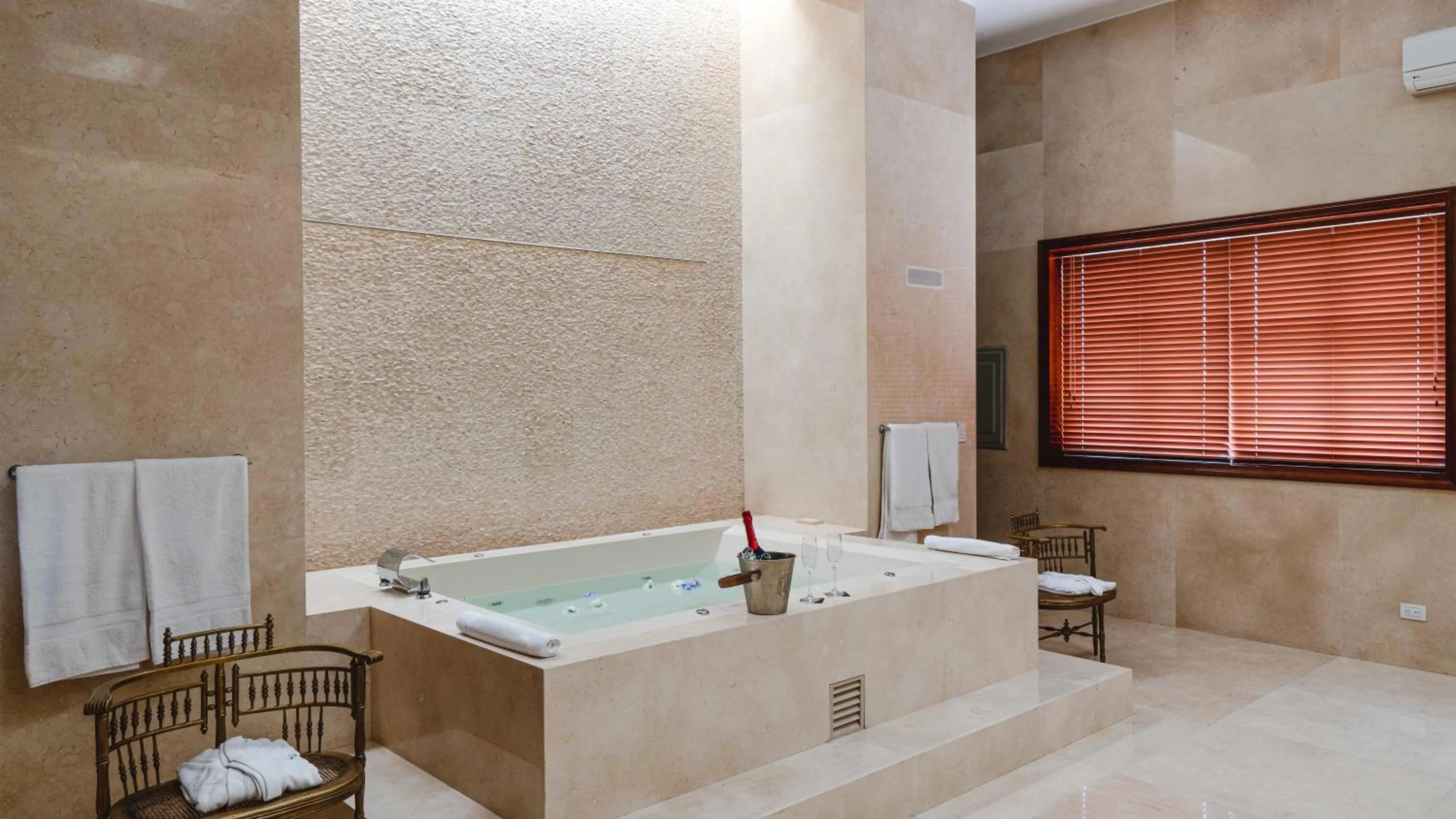 Hot Tub in Hotel & Hacienda La Caravedo