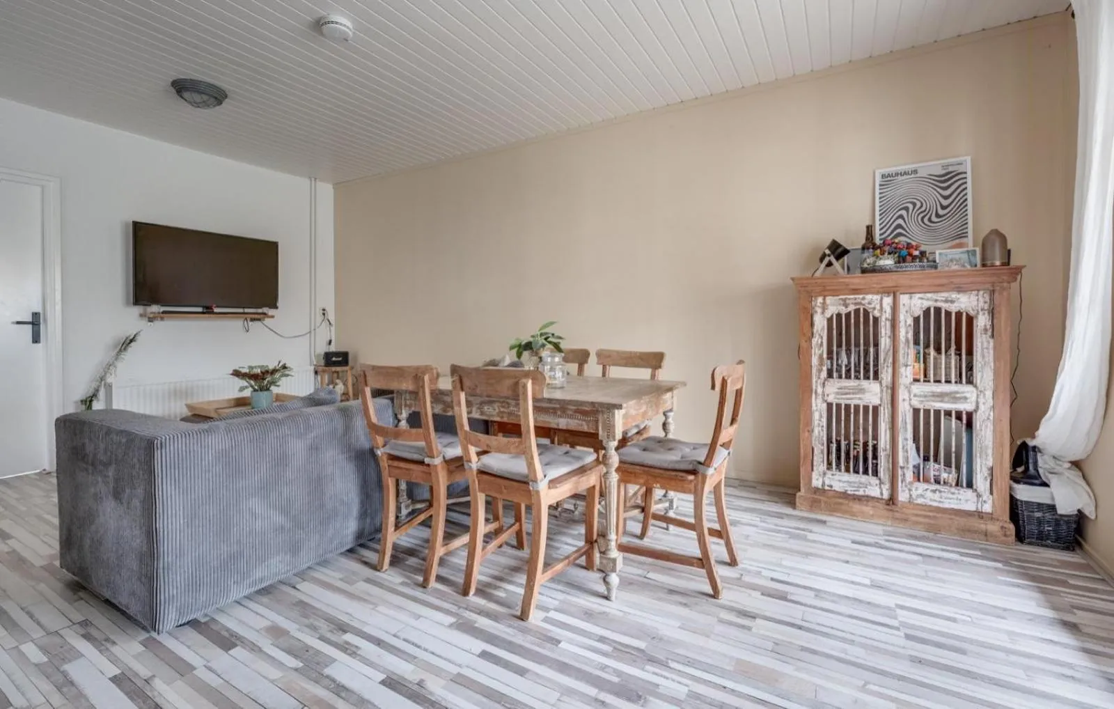 TV and multimedia in Ride by the Sea Guesthouse