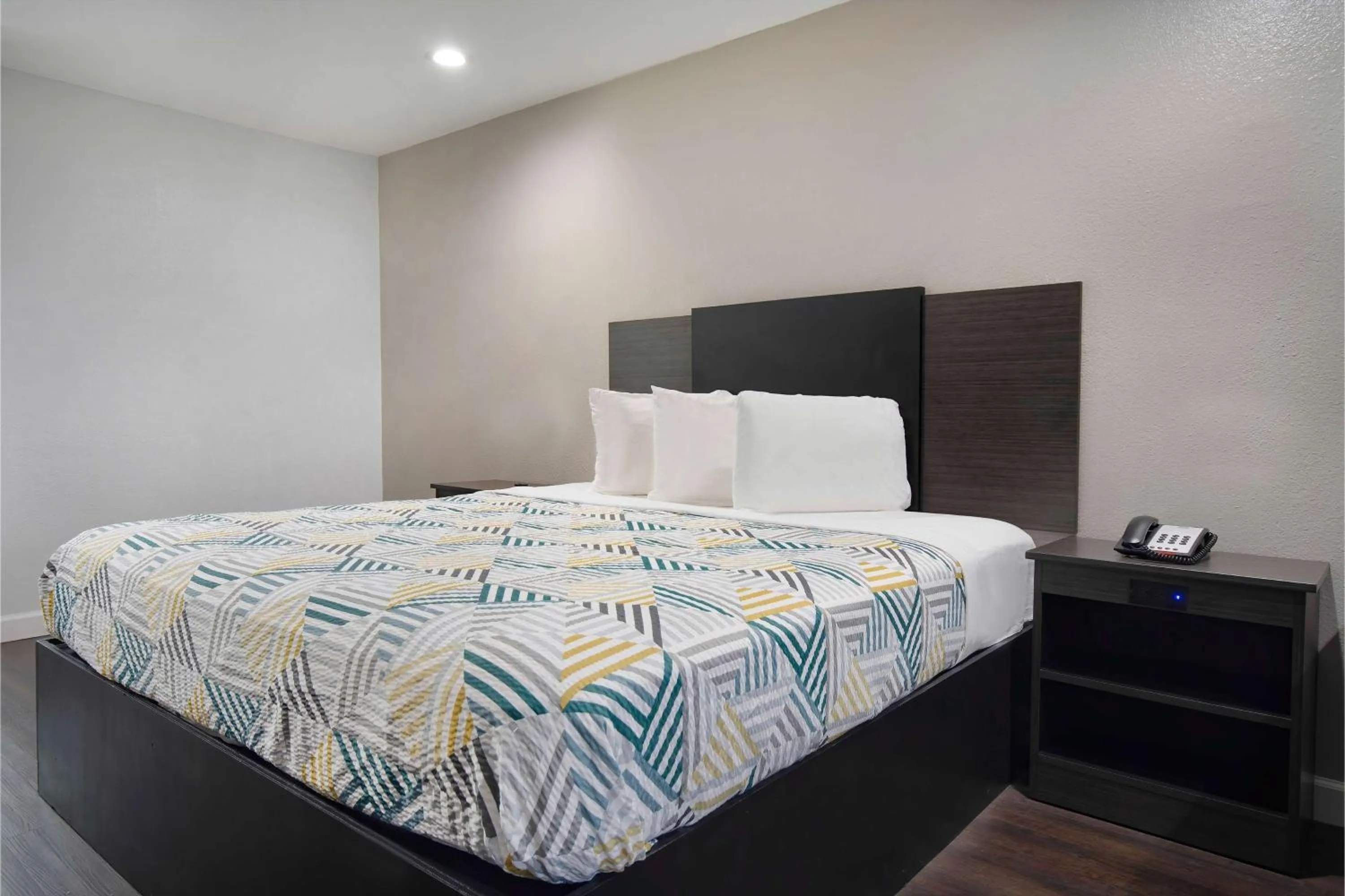 Bedroom, Bed in Motel 6 Houston, TX - I-10 West